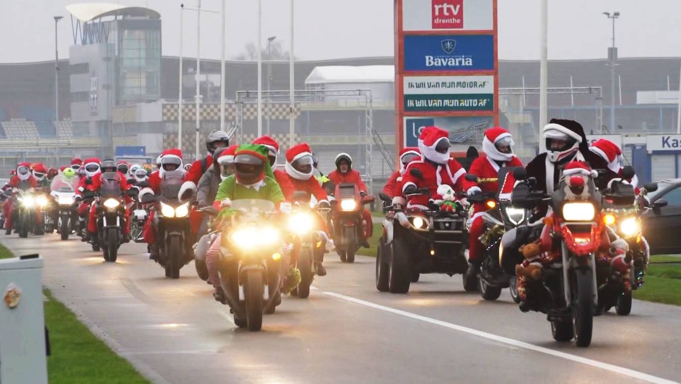 Honderden kerstmannen en -vrouwen op motor rijden voor het goede doel