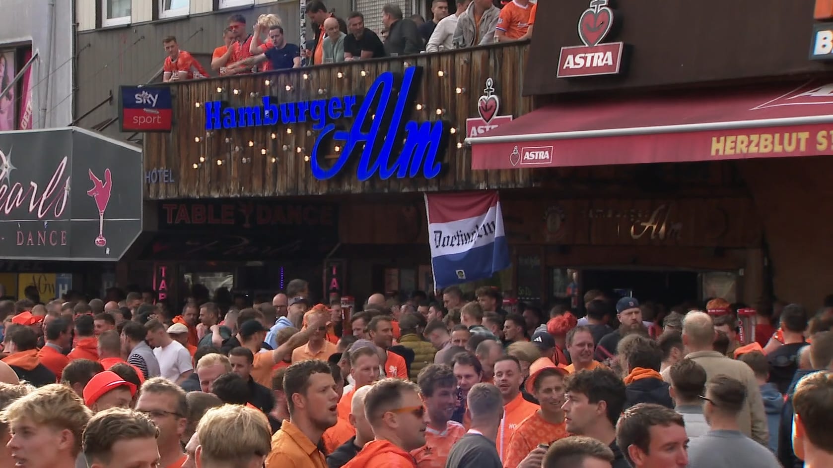 Bier op in Hamburg door Oranjefans: 'In 1 avond voorraad van een maand erdoorheen'