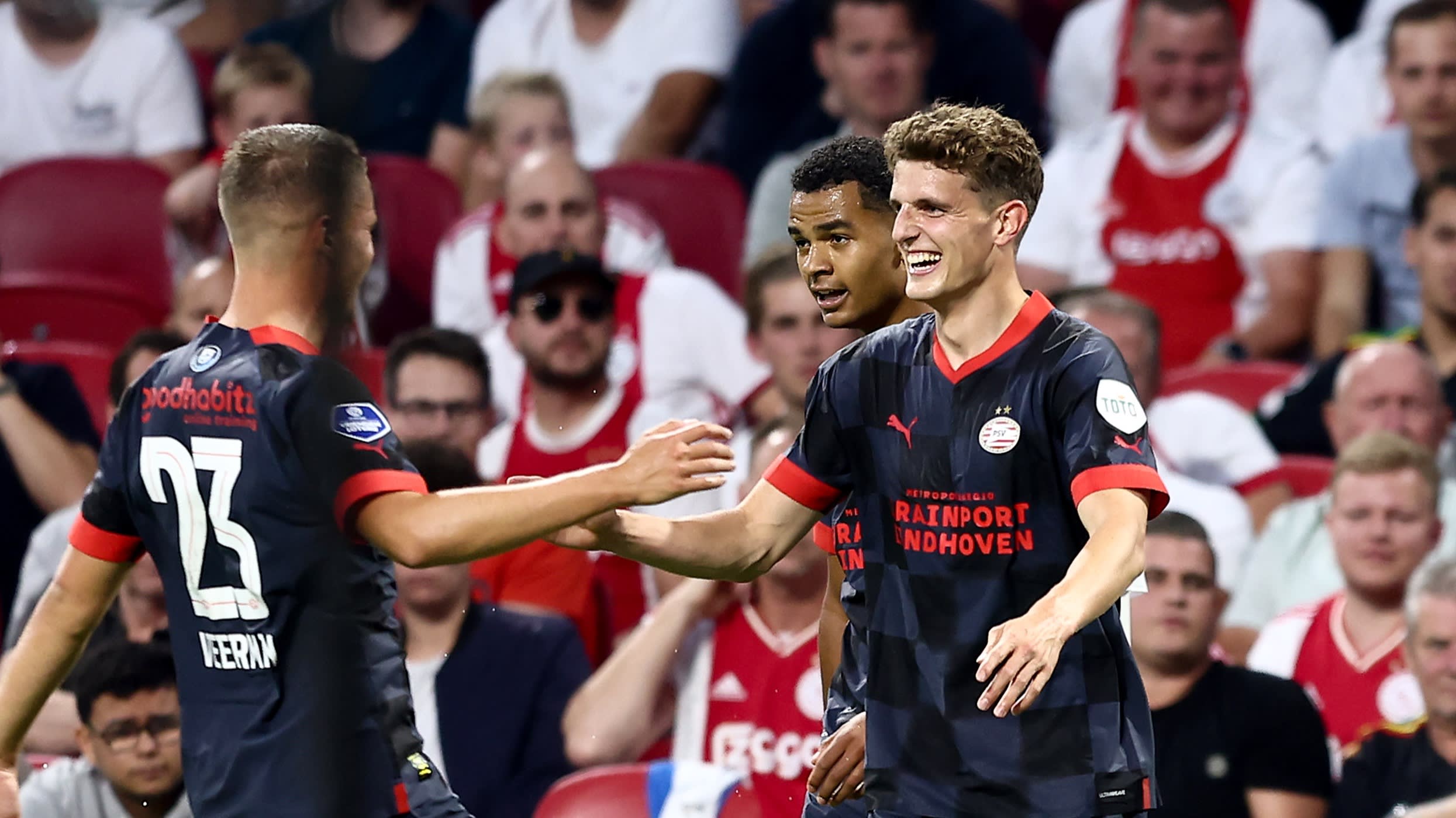 Guus Til leidt PSV naar 5-3 winst op Ajax in Johan Cruijff Schaal