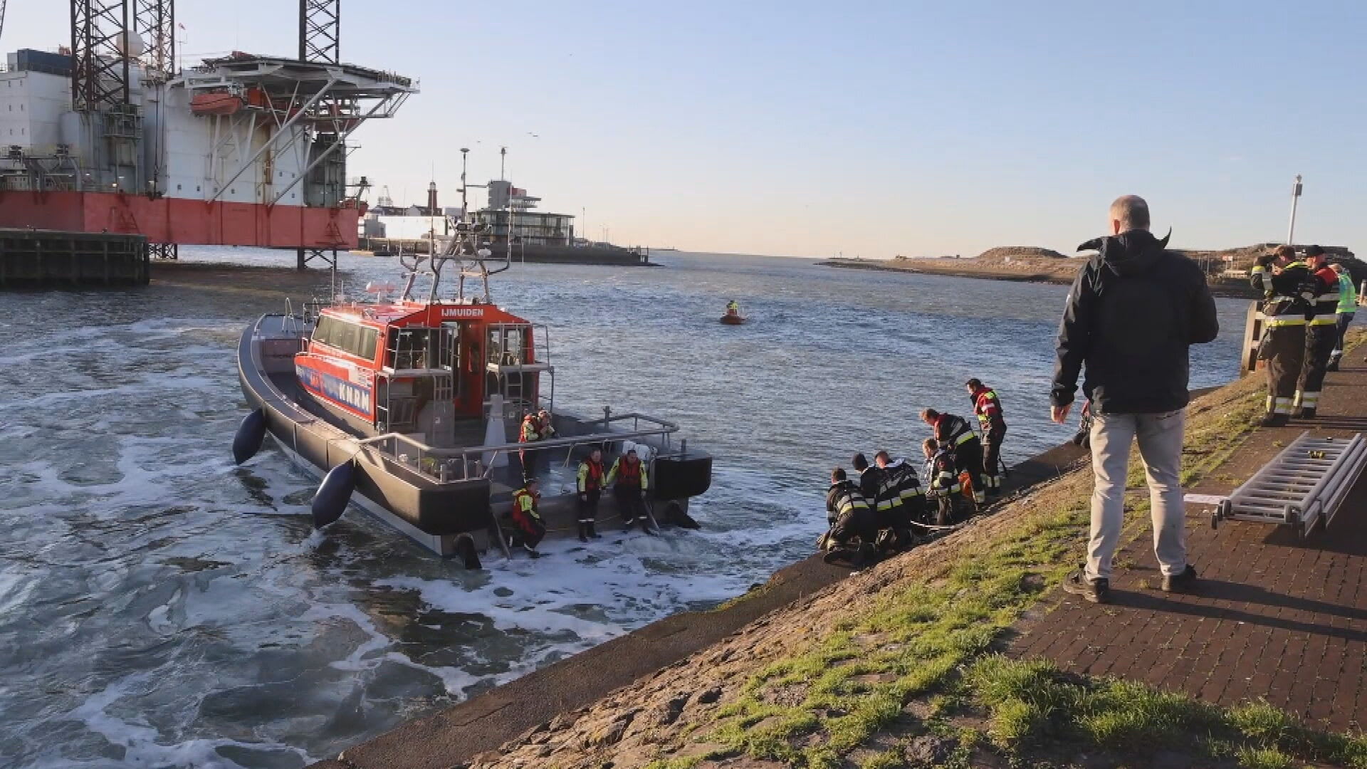 Brandweerduikers ingezet bij auto te water IJmuiden, slachtoffer afgevoerd naar ziekenhuis