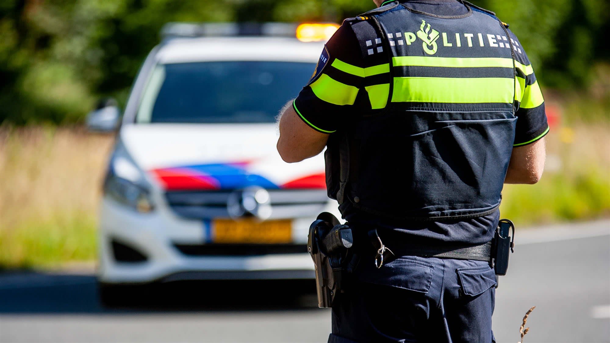 Voorbijganger vindt dode man in auto te water in Heerhugowaard