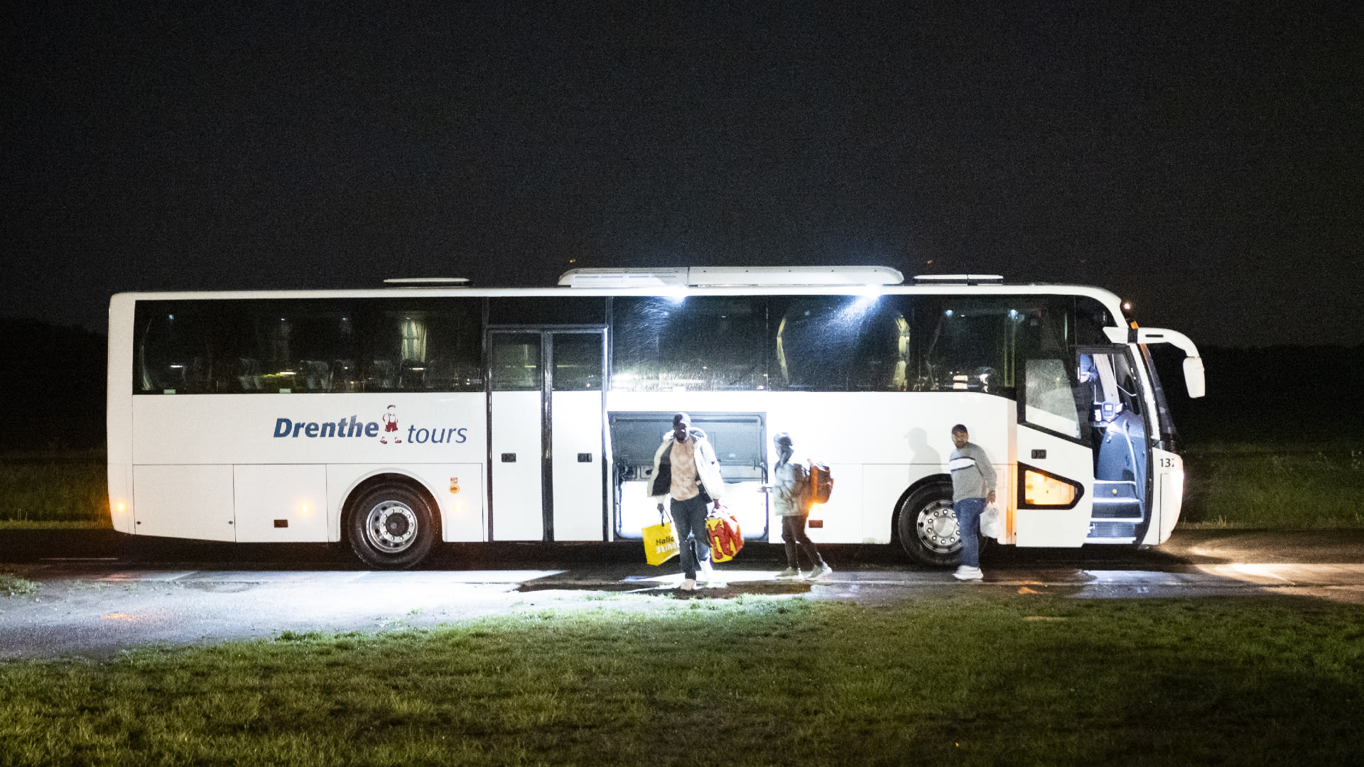 Geen asiel voor rellende asielzoekers in bus Ter Apel