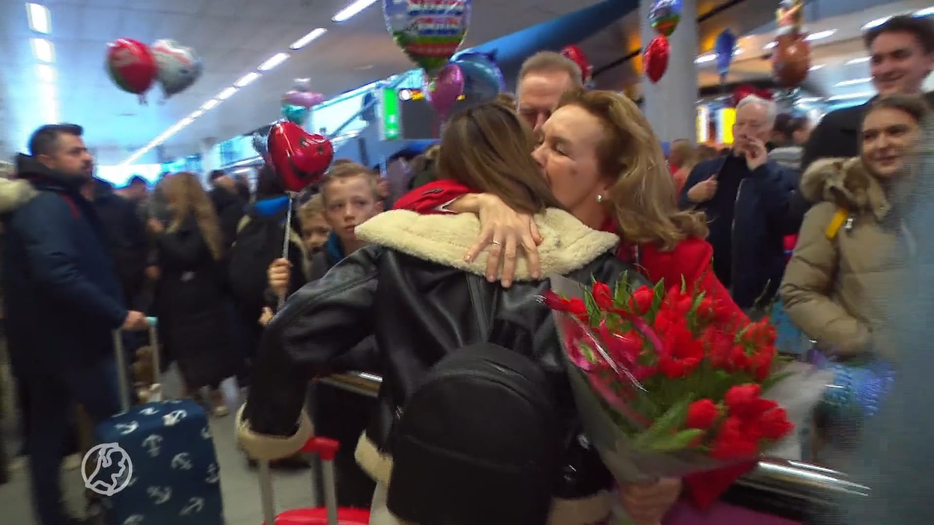 Flying Home For Christmas: familieleden vliegen elkaar in de armen op Schiphol