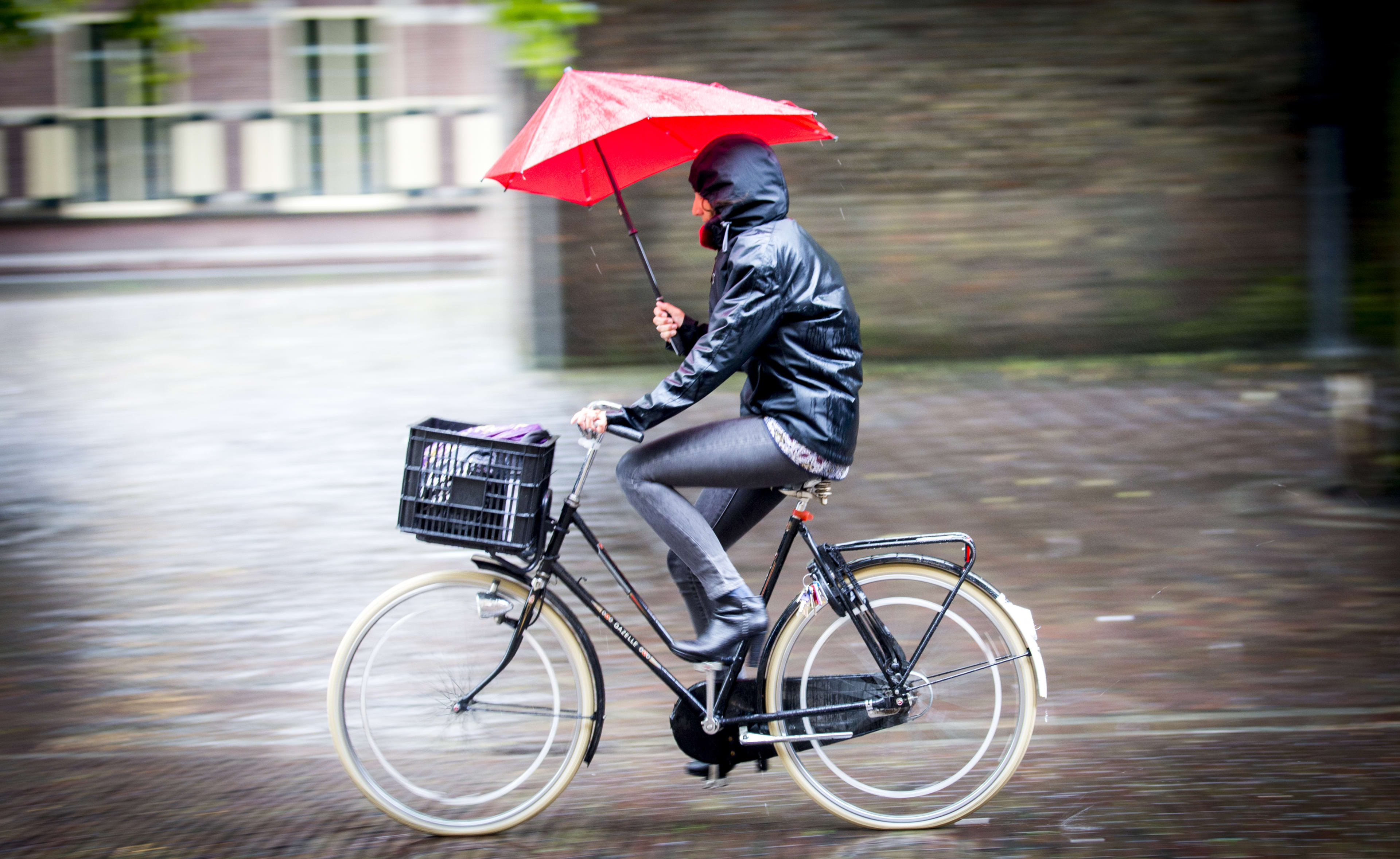 Pittige buien en hagel zorgen dinsdag voor overlast