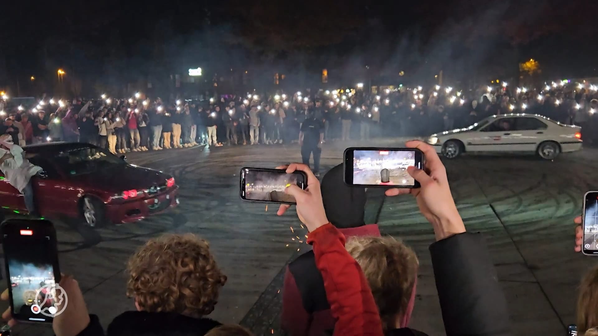 ZIEN: driftende auto's en vuurwerk tijdens grote carmeeting in Emmen