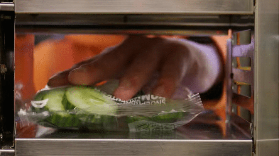 Ophef over campagnevideo Albert Heijn met groenten in plastic zakjes: 'Triest dit'