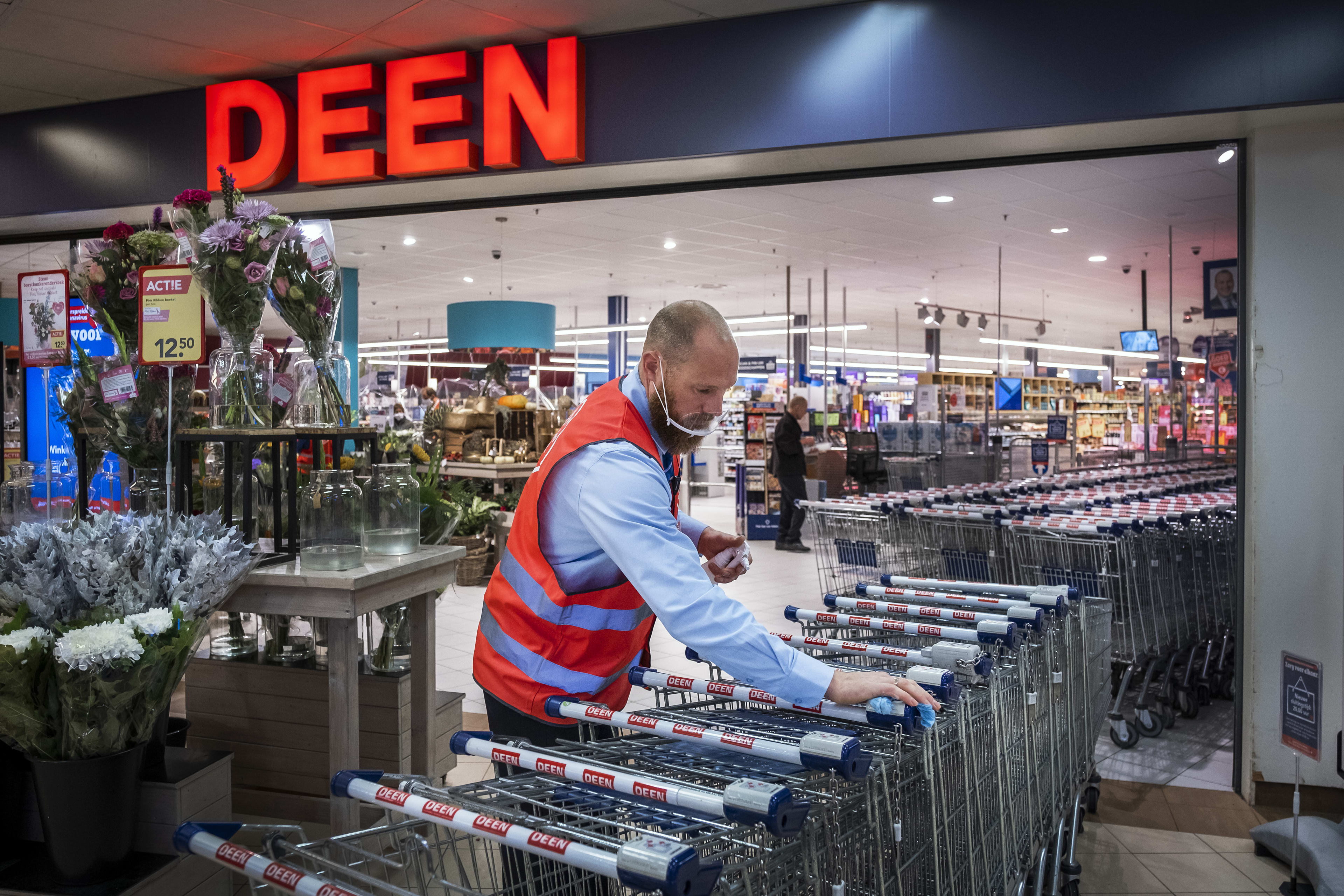 LIVEBLOG | FNV wil dat supermarkten sluiten met kerst, arrestaties bij demonstratie tegen lockdown