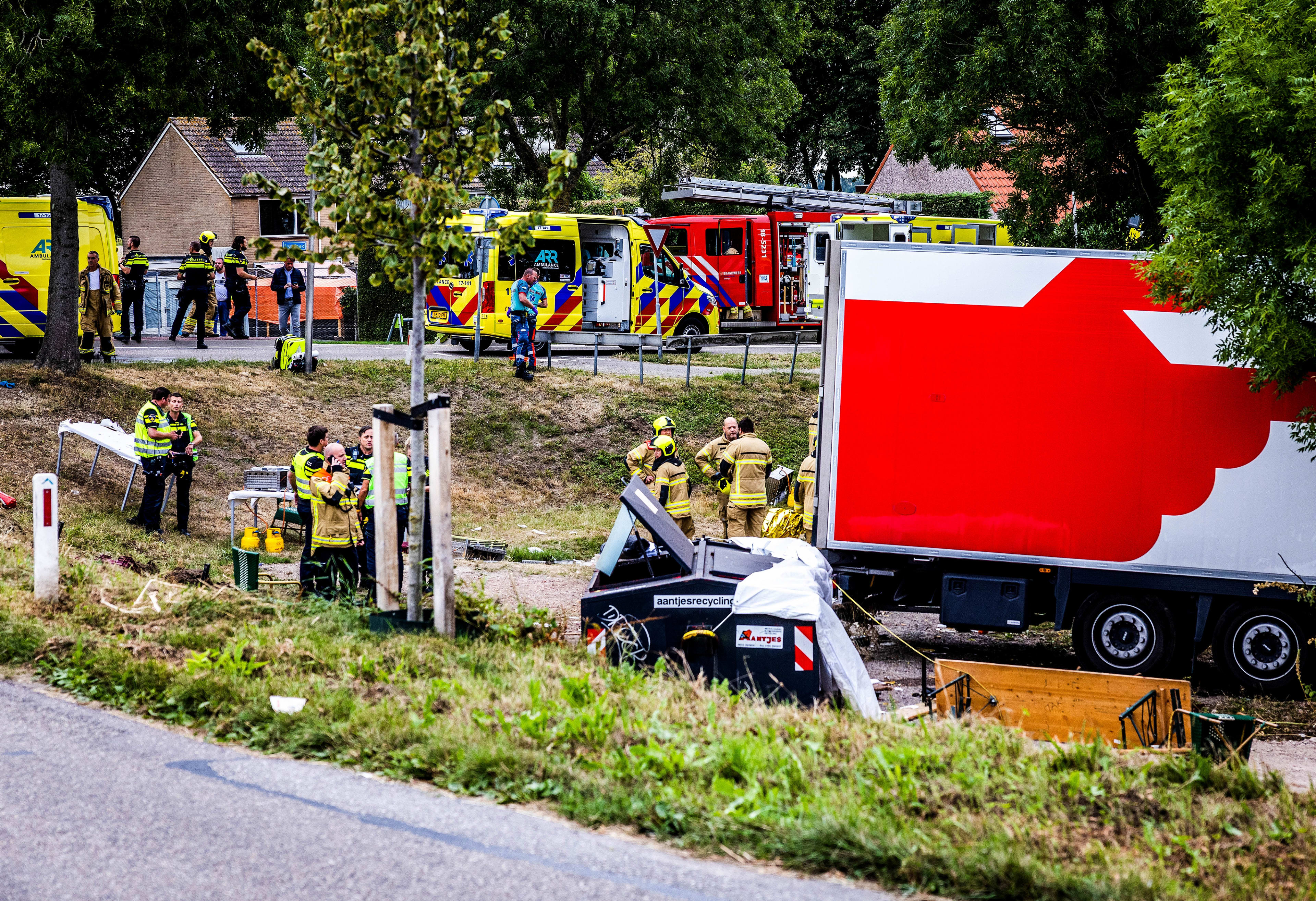 Meerdere doden en gewonden nadat vrachtwagen van dijk rijdt in Nieuw-Beijerland