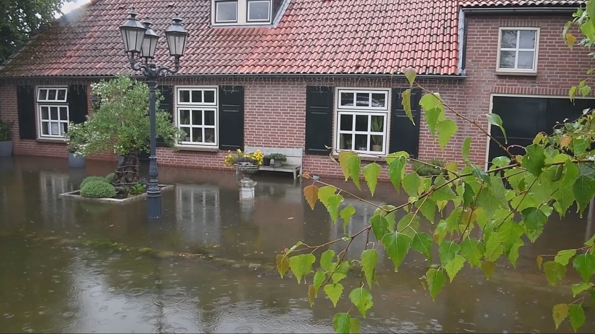 Wateroverlast in zuiden van het land door zware regenbuien, water loopt huizen binnen