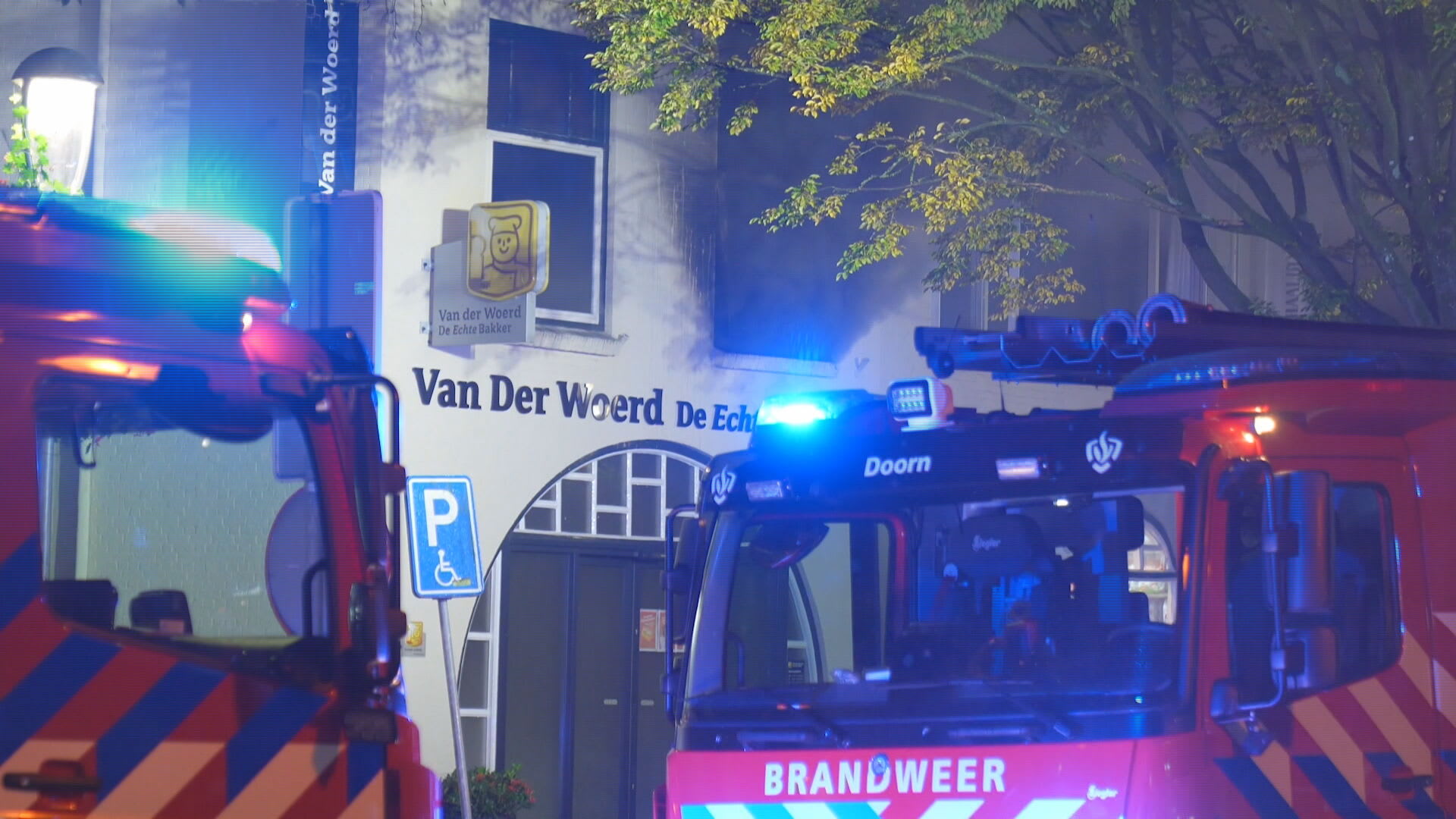 Grote brand verwoest bakkerij in dorpshart Doorn, omliggende woningen ontruimd