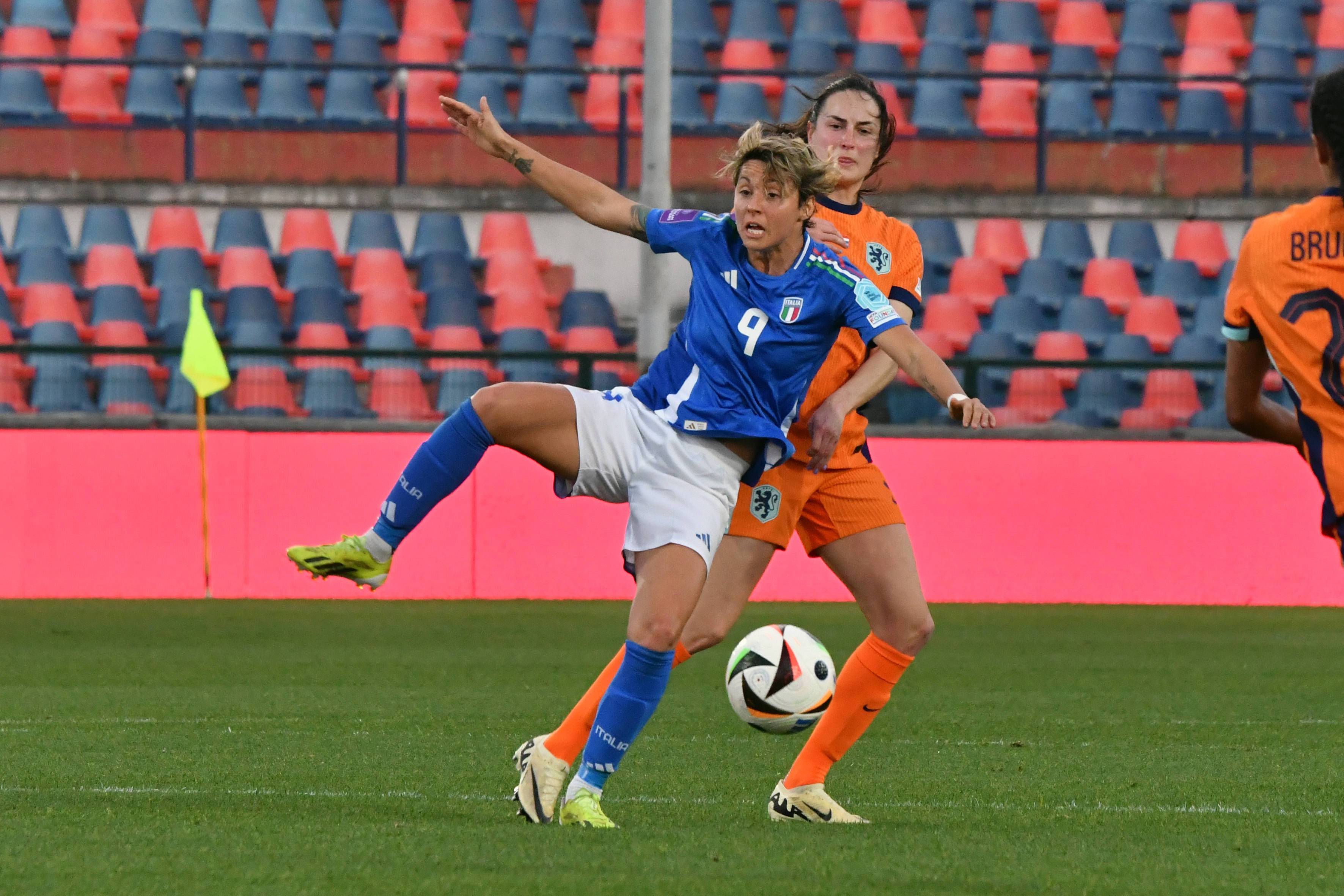 Oranjeleeuwinnen beginnen EK-kwalificatie met misstap in Italië