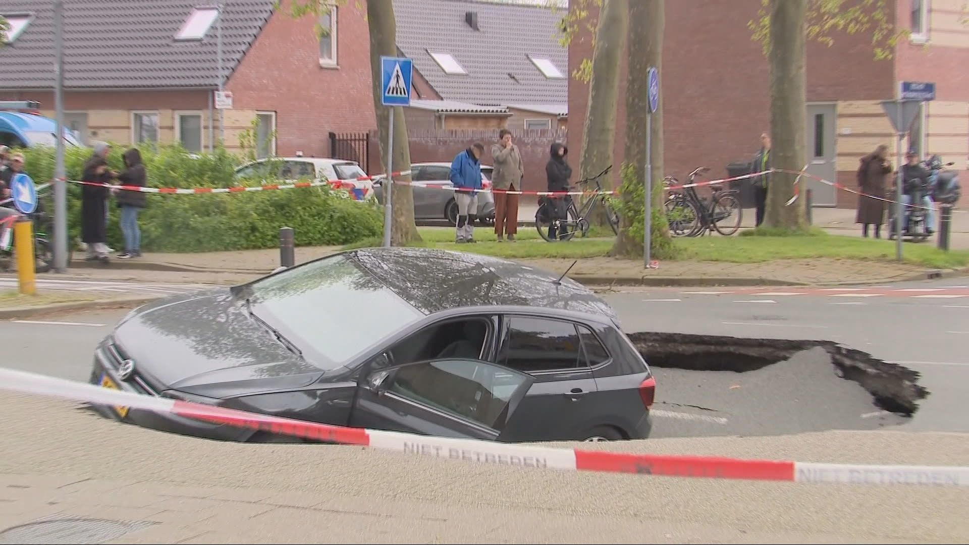 Sinkhole in Venlo ontstaan door wegspoelen zand na schuiven riool