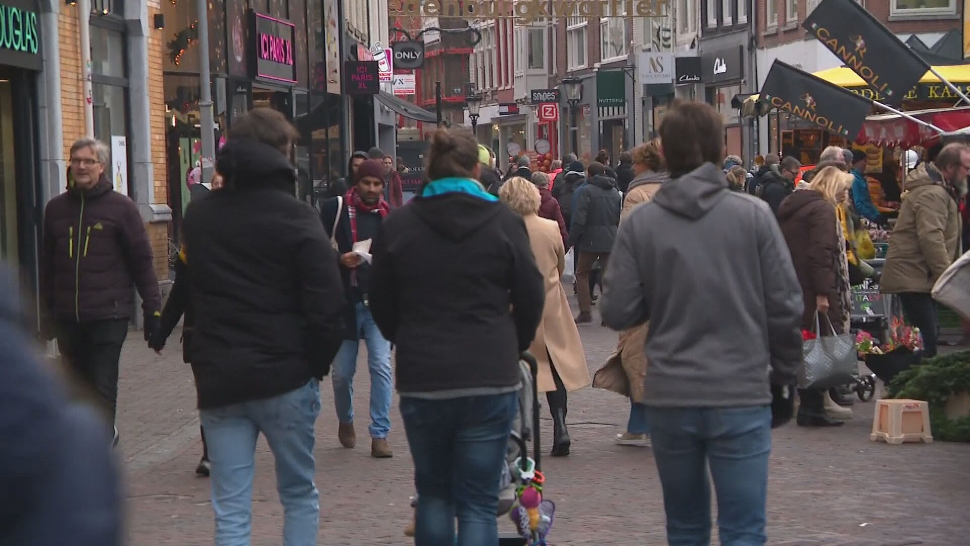 Het is druk in winkelstraten: laatste cadeautjes voor pakjesavond worden gehaald