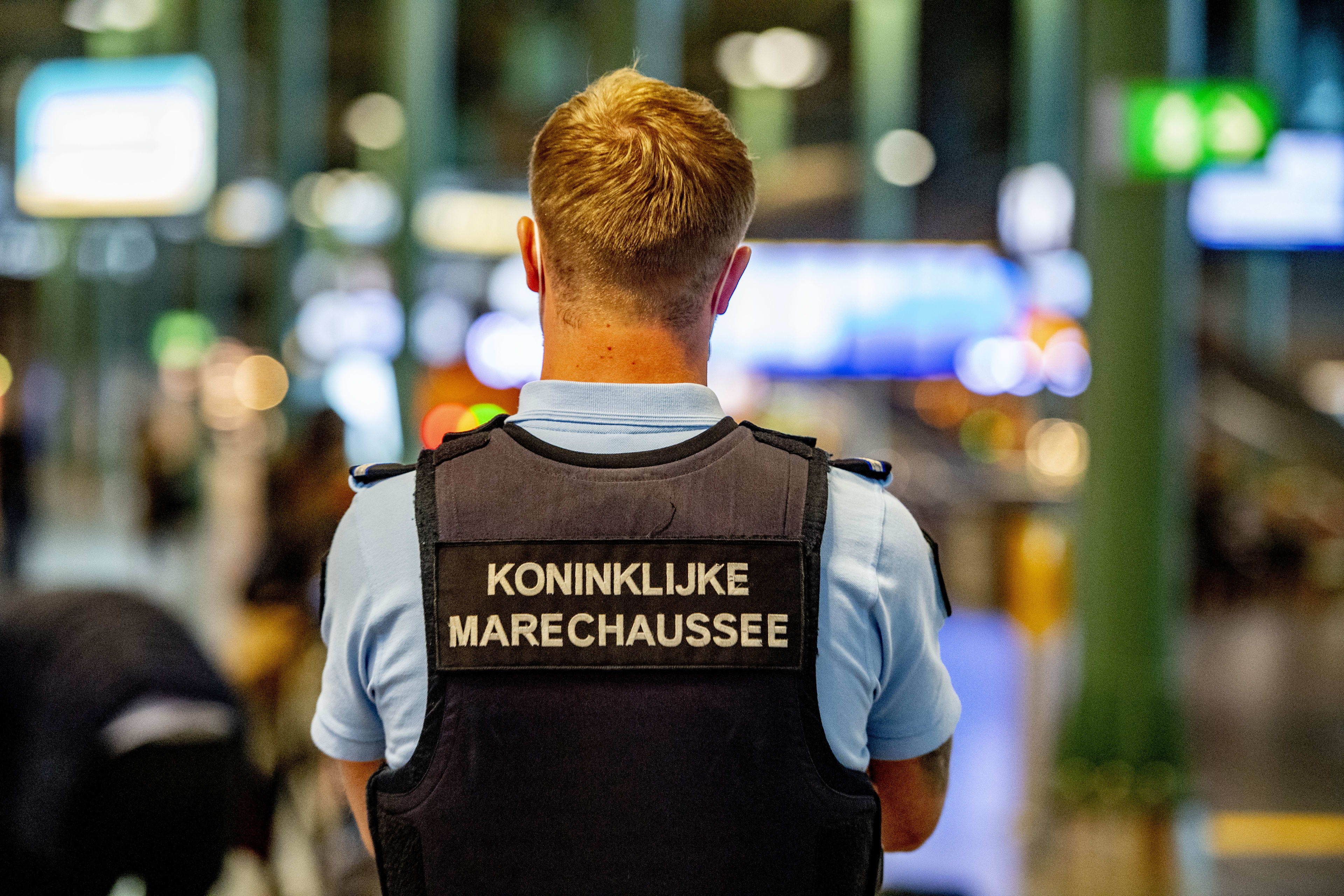 Dronken en overlastgevende passagier aangehouden na bijten Marechaussee in been