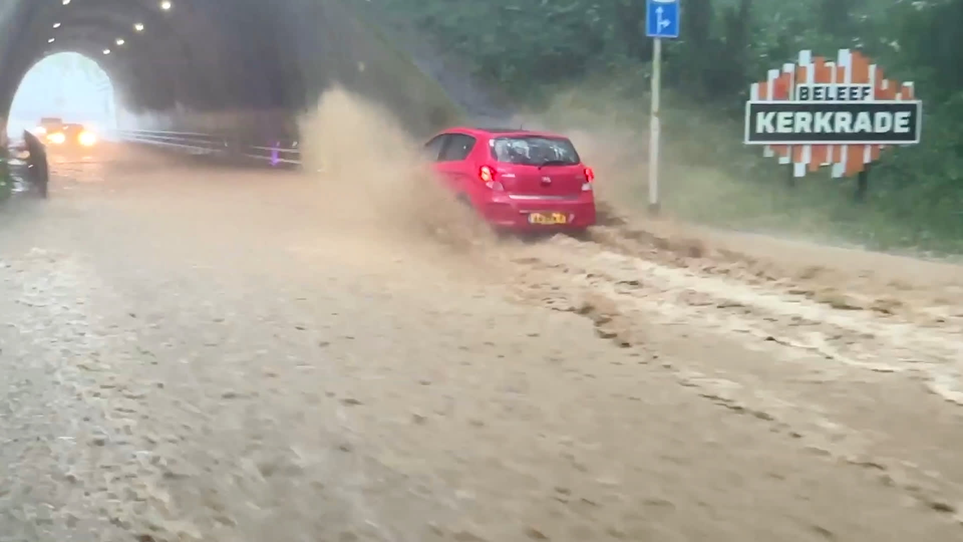 Noodweer veroorzaakt wateroverlast in Limburg: straten staan blank