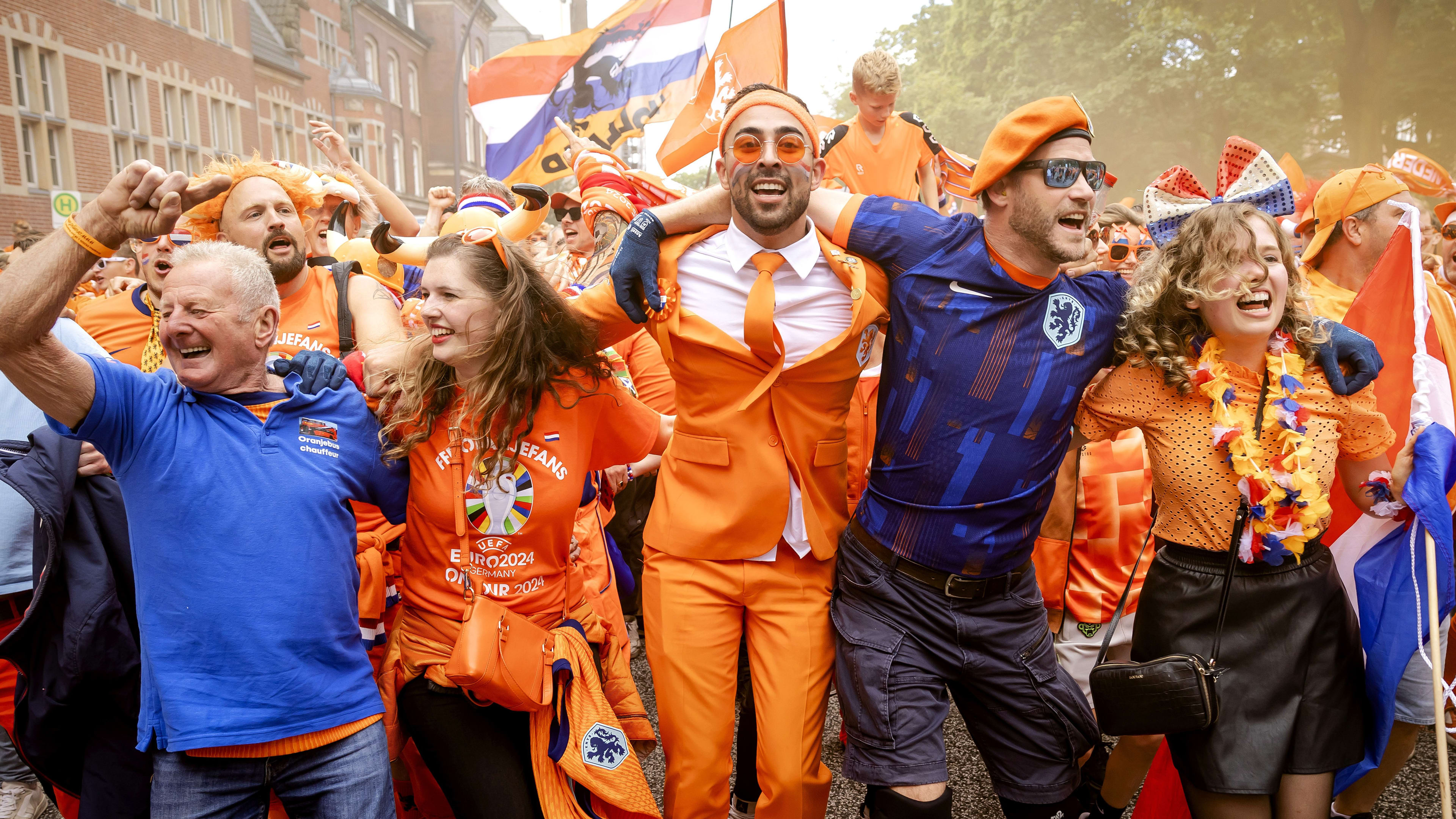 Buitenlandse media vol lof over Oranjefans: 'Hamburg is heute orange'