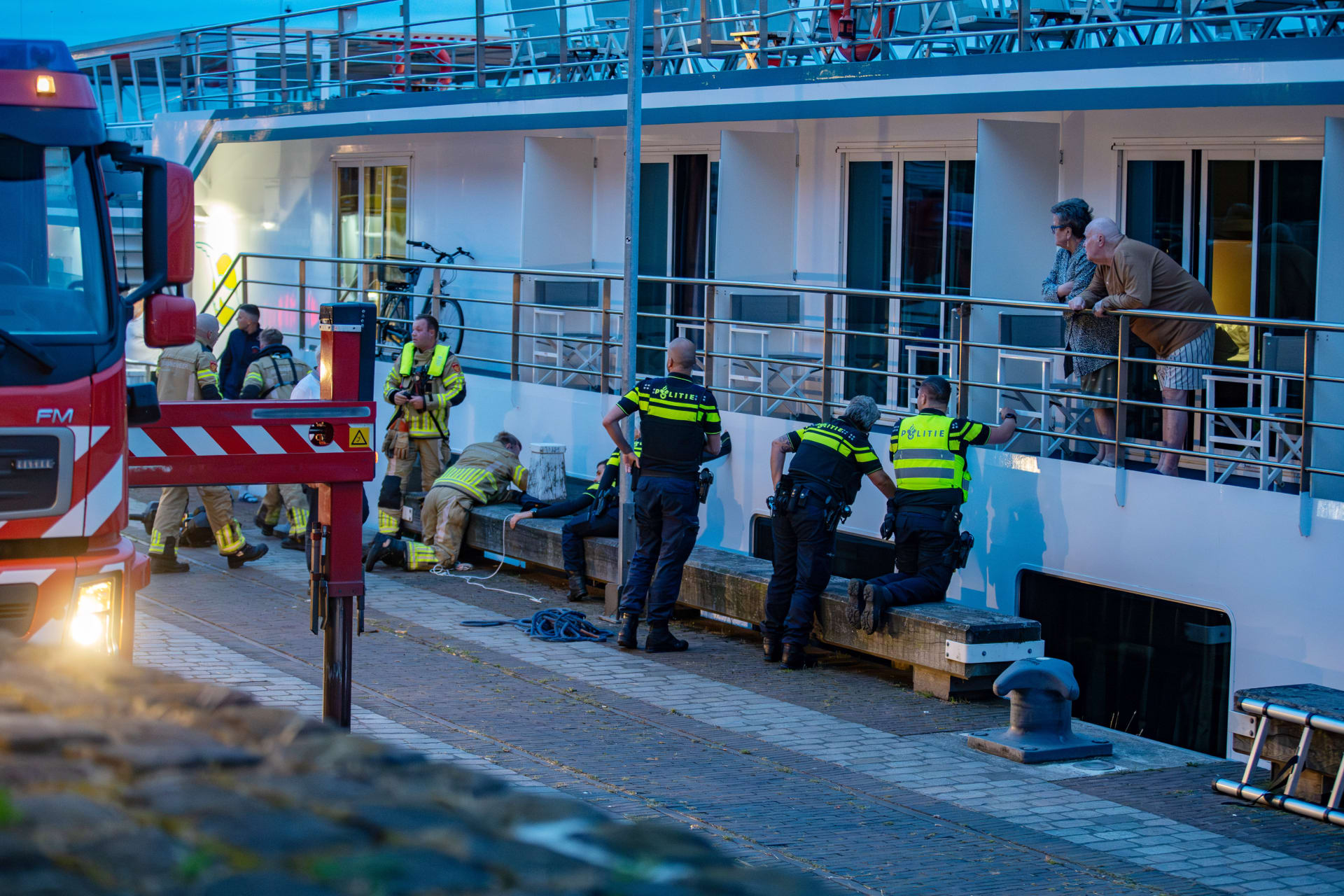 Man valt letterlijk tussen wal en schip en raakt bekneld in Deventer