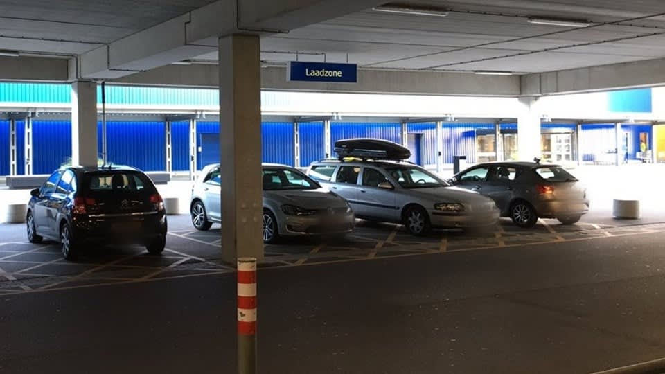 Kinderen zien hoe moeder wordt mishandeld door ex-partner op parkeerplaats Ikea