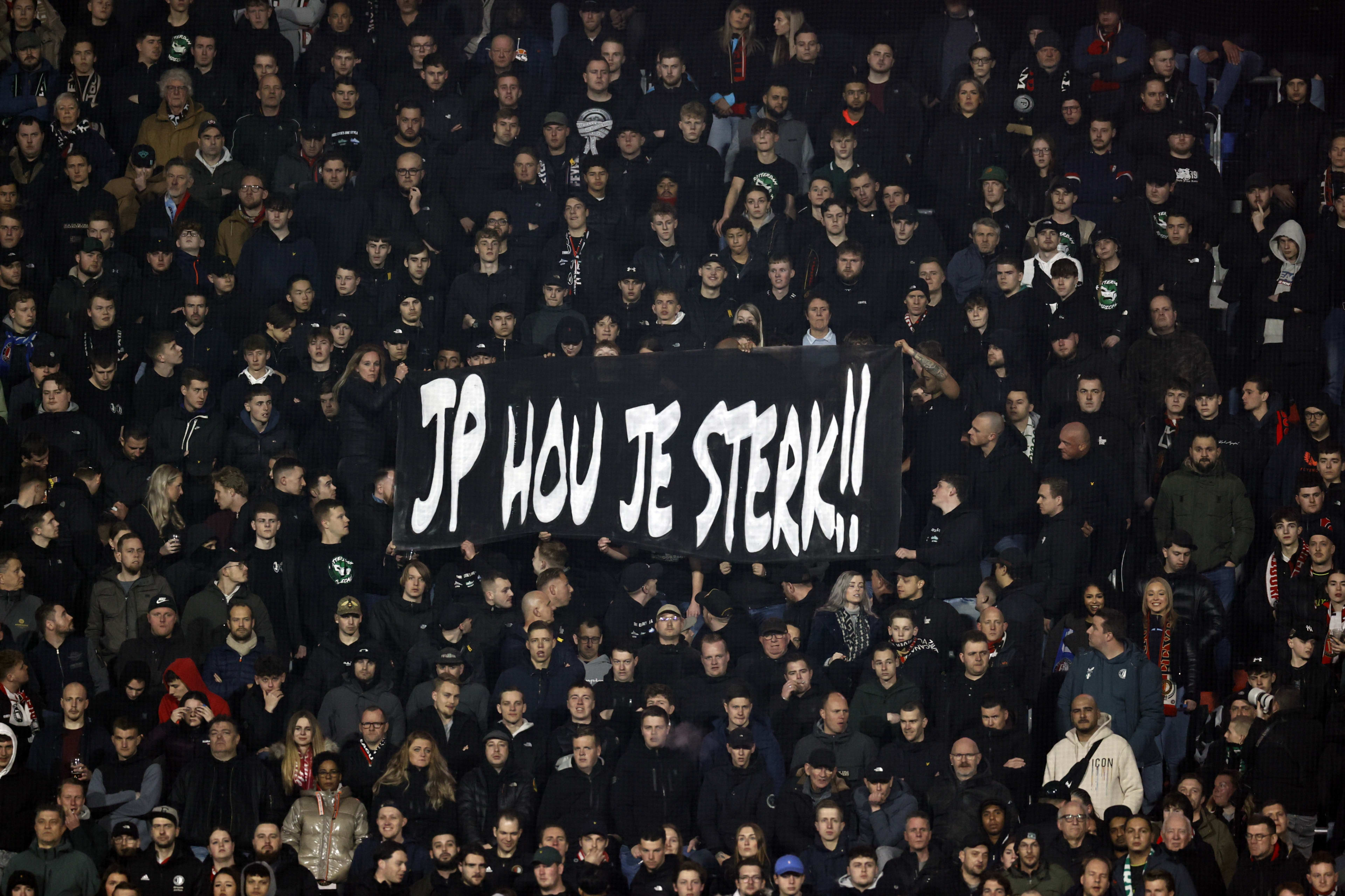 Spelers en fans Feyenoord steken oud-speler die opnieuw kanker heeft hart onder de riem