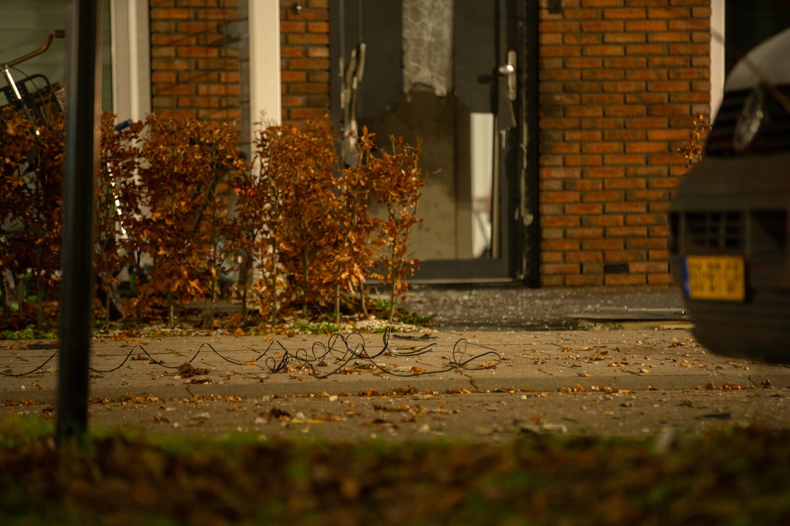 Explosie blaast voordeur uit woning Deventer, 'ontstekingsdraad' blijft achter op straat