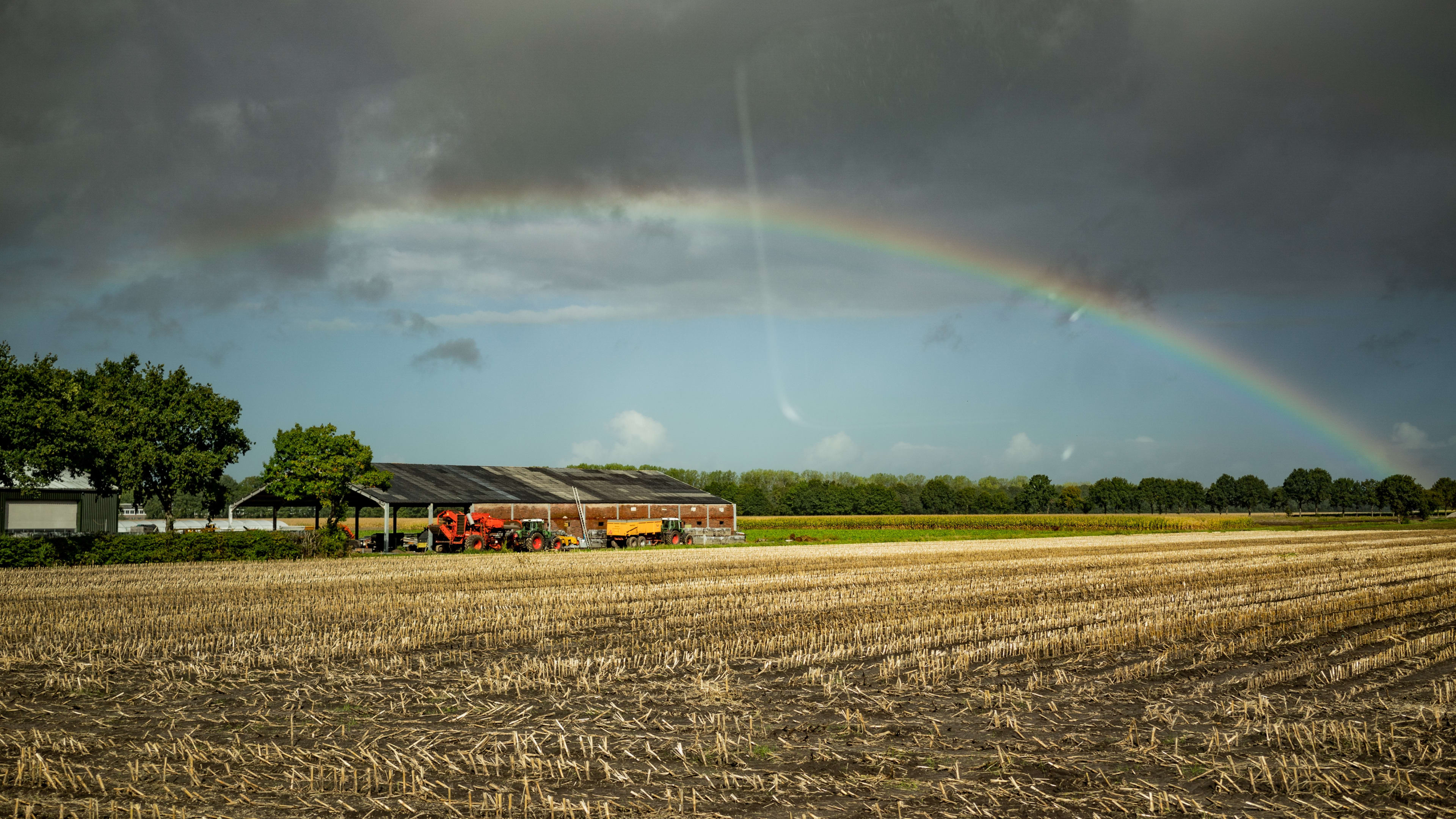 ZIEN: Dubbele regenboog kleurt de hemel boven Twente en Achterhoek