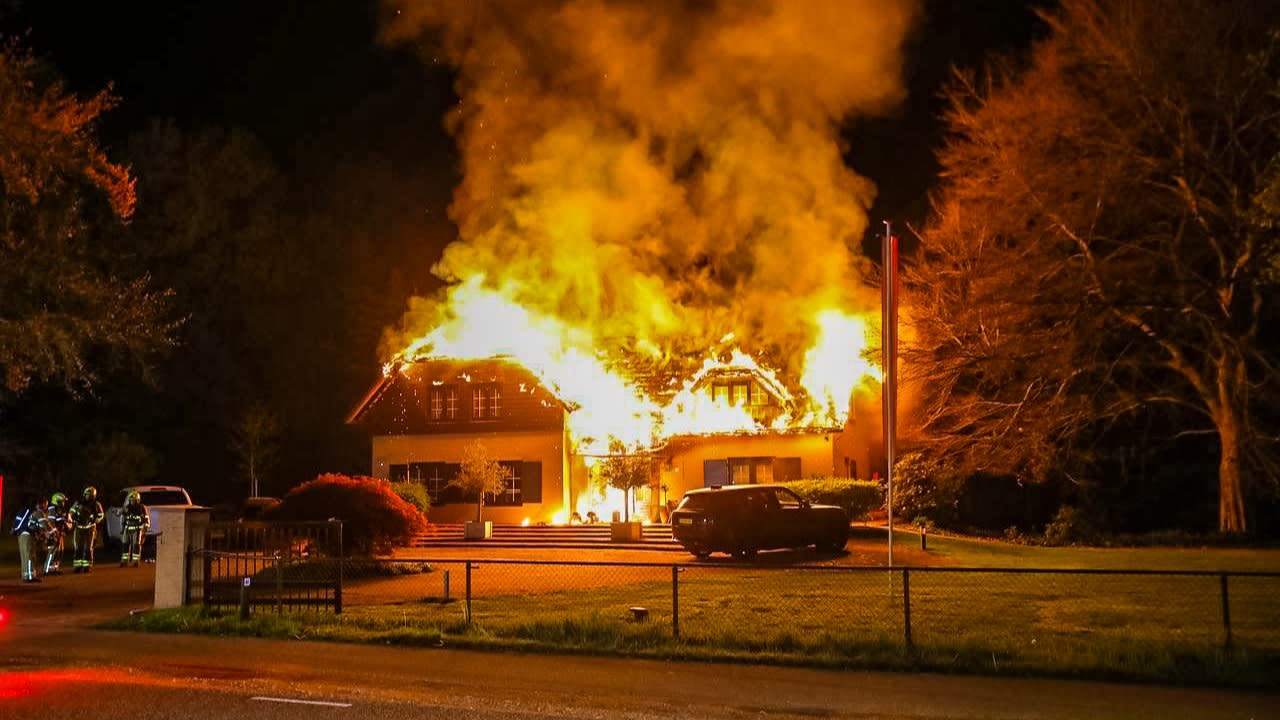 Woning Ugchelen verwoest door grote brand, één gewonde