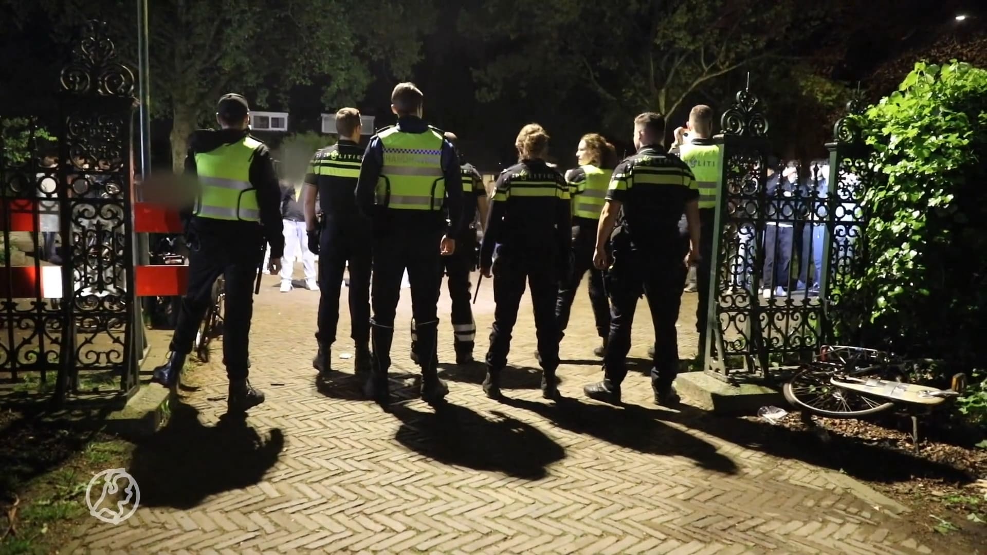 Koningsdag in Baarn ontsierd door rellende jongeren: 'Agenten met bakstenen bekogeld'