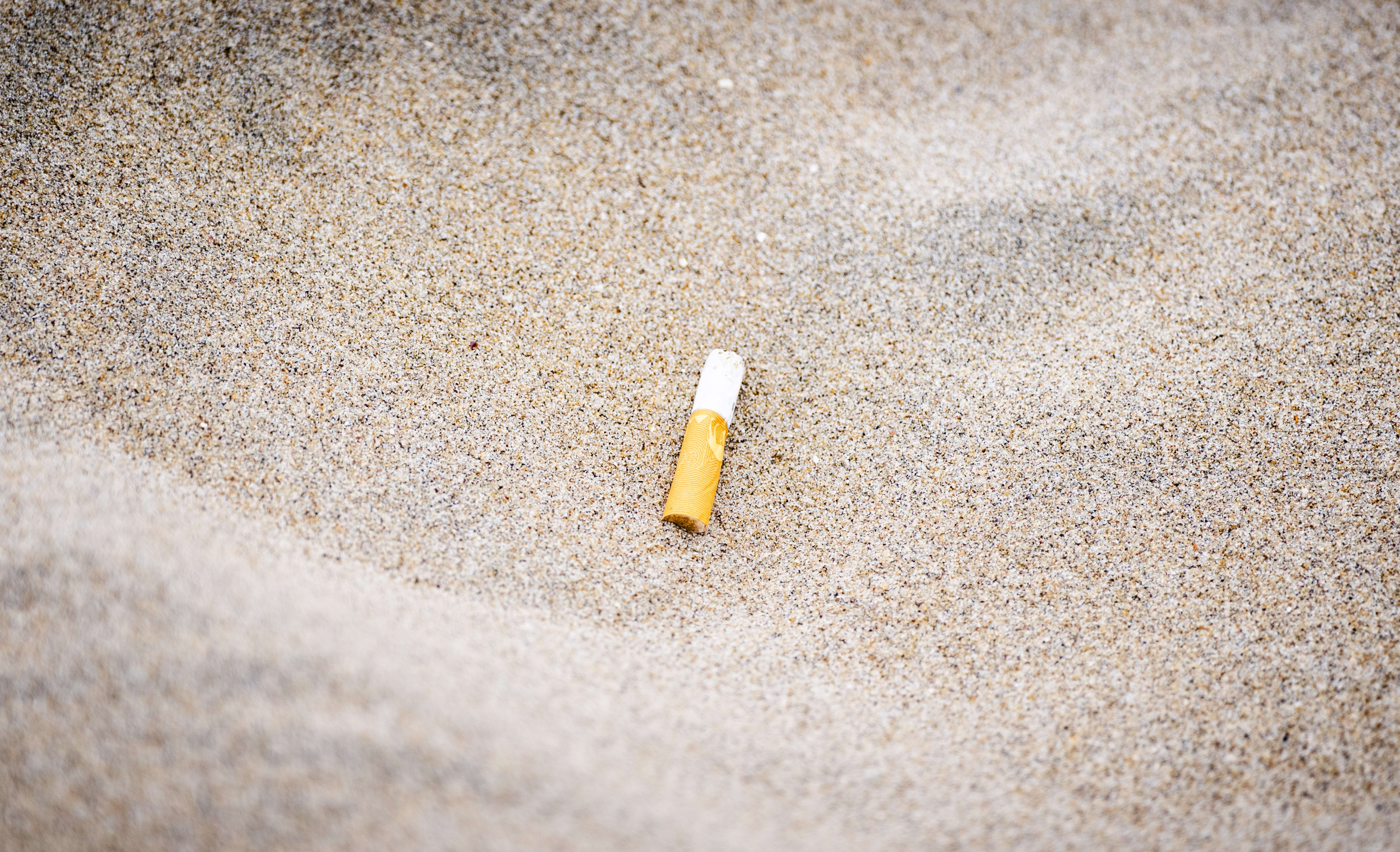 Rookvrije zones op strand uitgebreid: deze zomer mag je ook hier niet meer roken