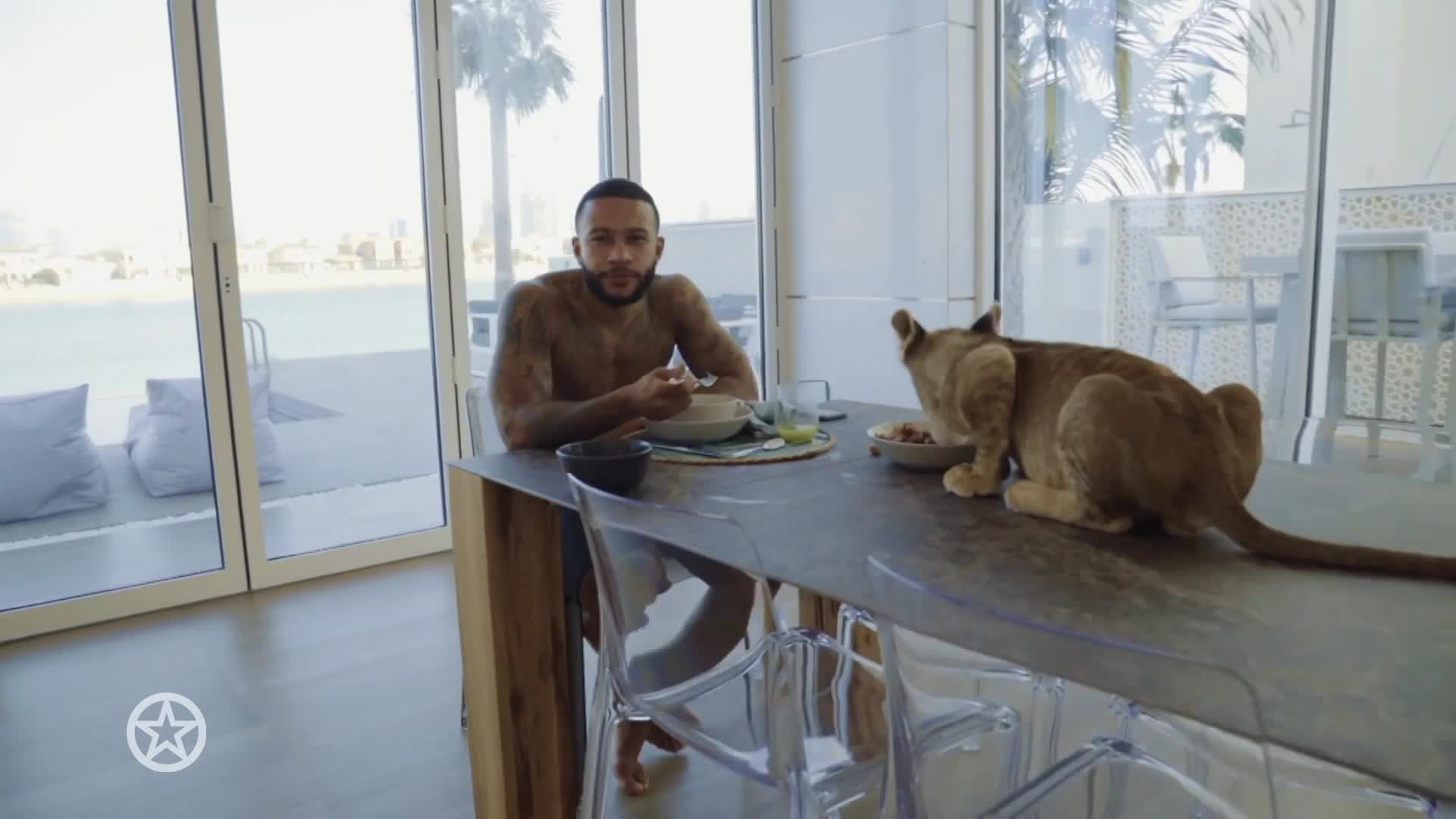 Tiger King-ster boos op Memphis Depay om oude foto met lijgerwelp