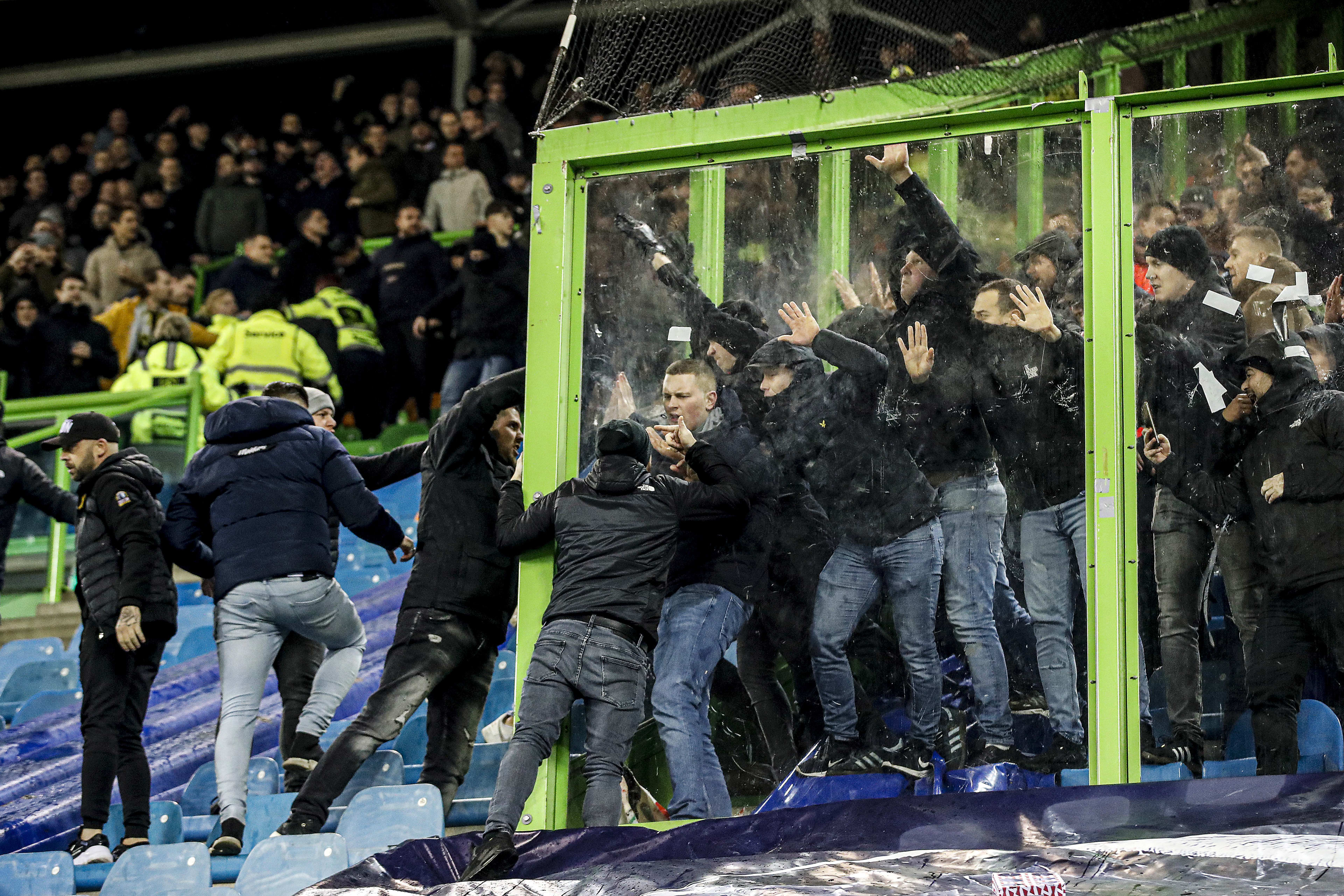 Wedstrijd Vitesse Feyenoord 20 minuten stilgelegd door supporters op veld