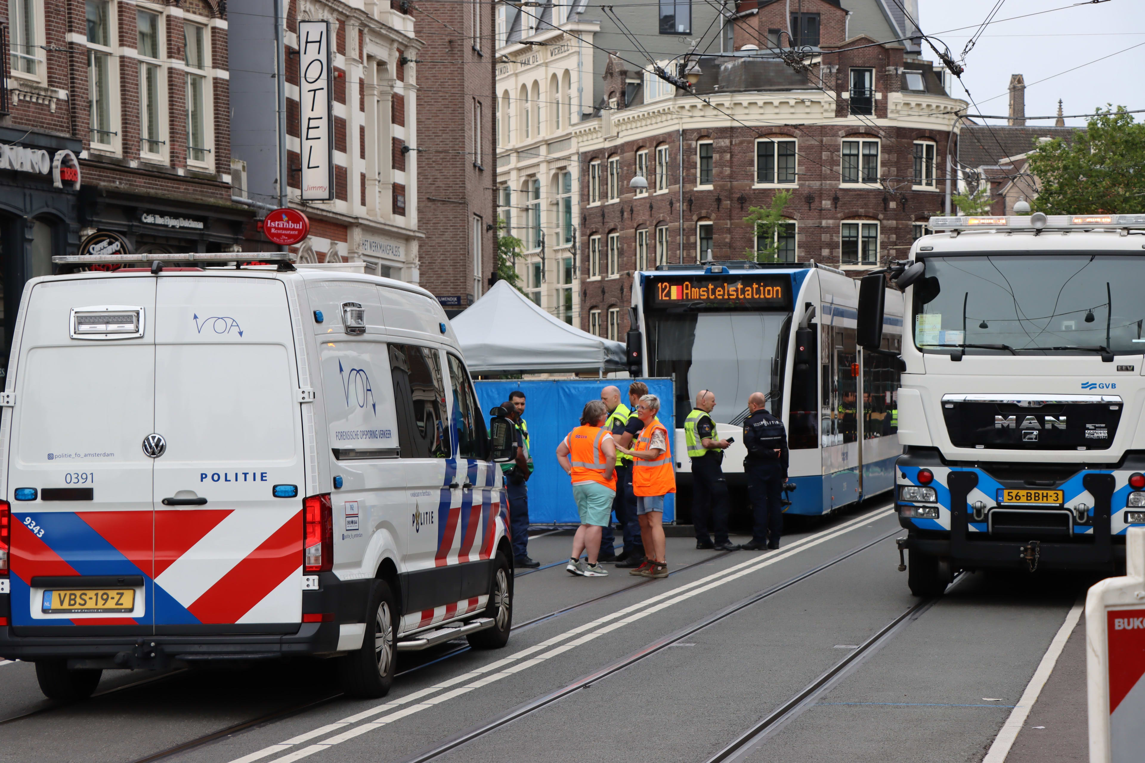 Toerist (19) komt onder tram terecht in centrum Amsterdam en overlijdt