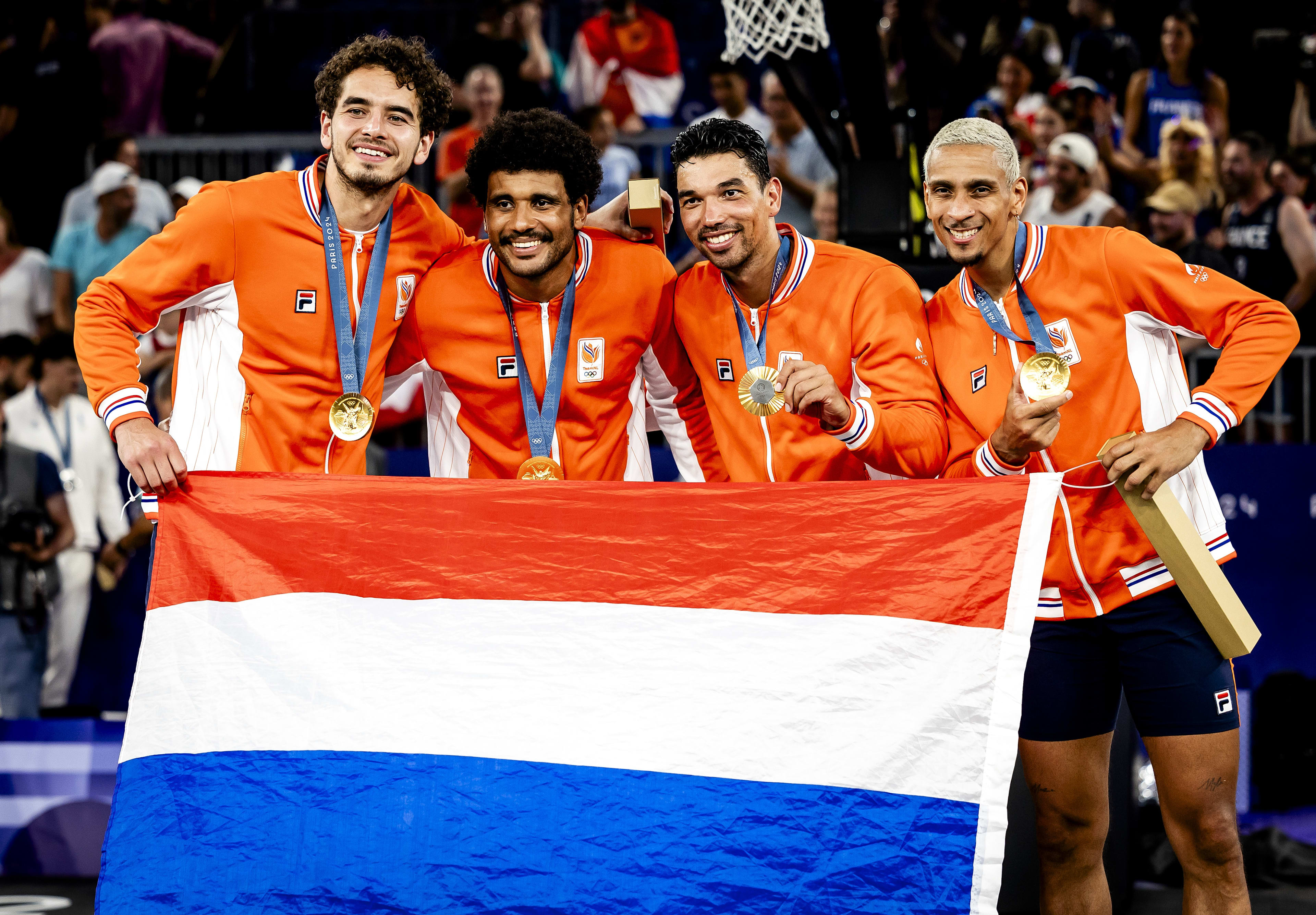 Nederlandse 3x3-basketballers euforisch na historisch goud: 'Parijs was van ons'