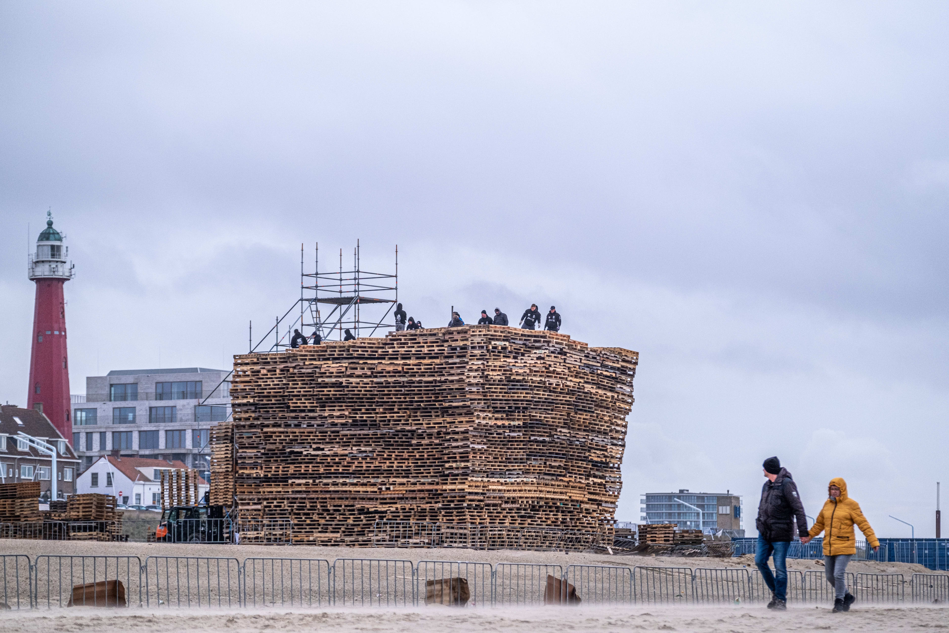 Stapelen maar! Opbouw vreugdevuren Scheveningen en Duindorp begonnen