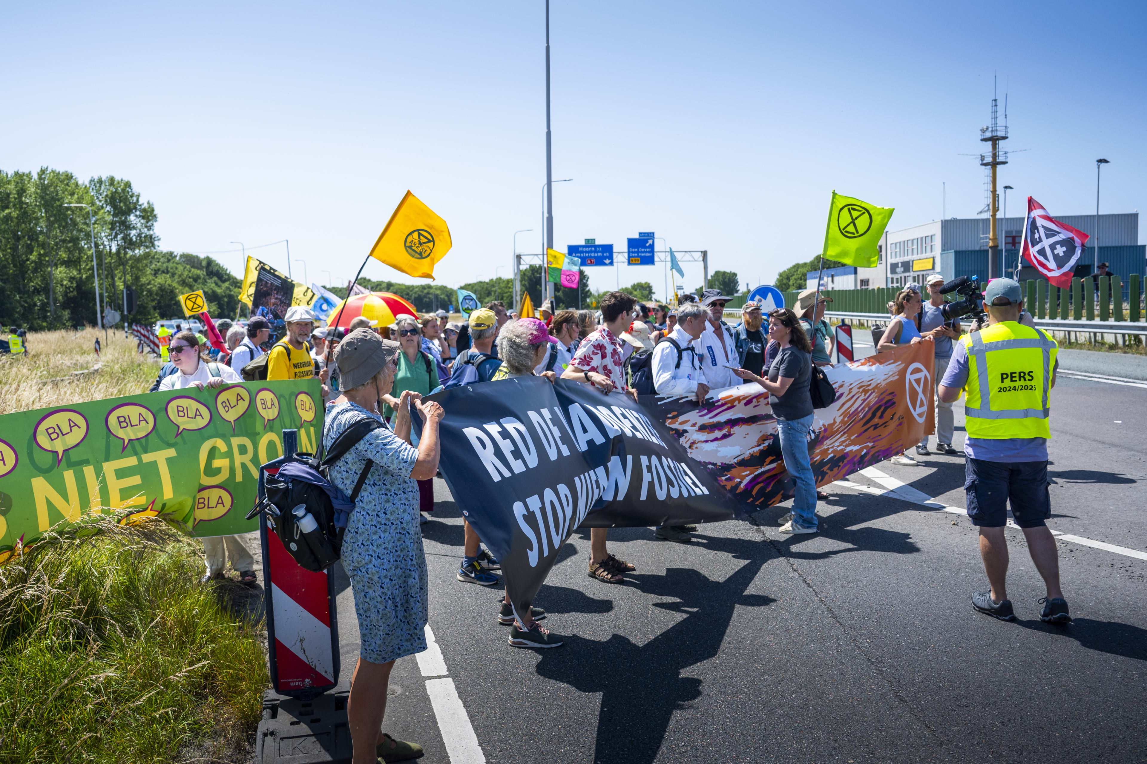 Demonstranten XR bekogeld met eieren en stenen: 'Meerdere mensen voelen zich onveilig'