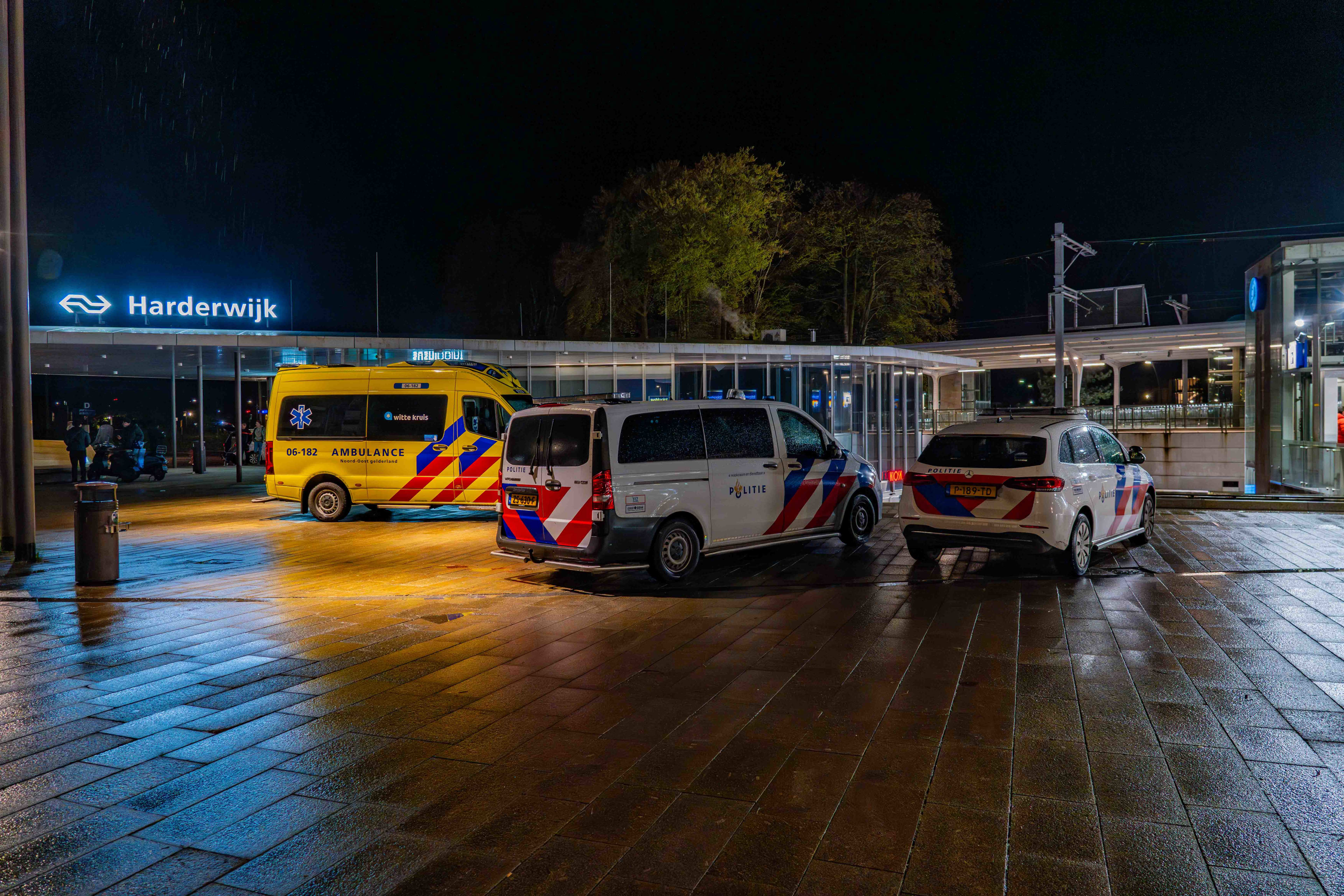 Man neergestoken op station Harderwijk, politie pakt vier jonge verdachten op