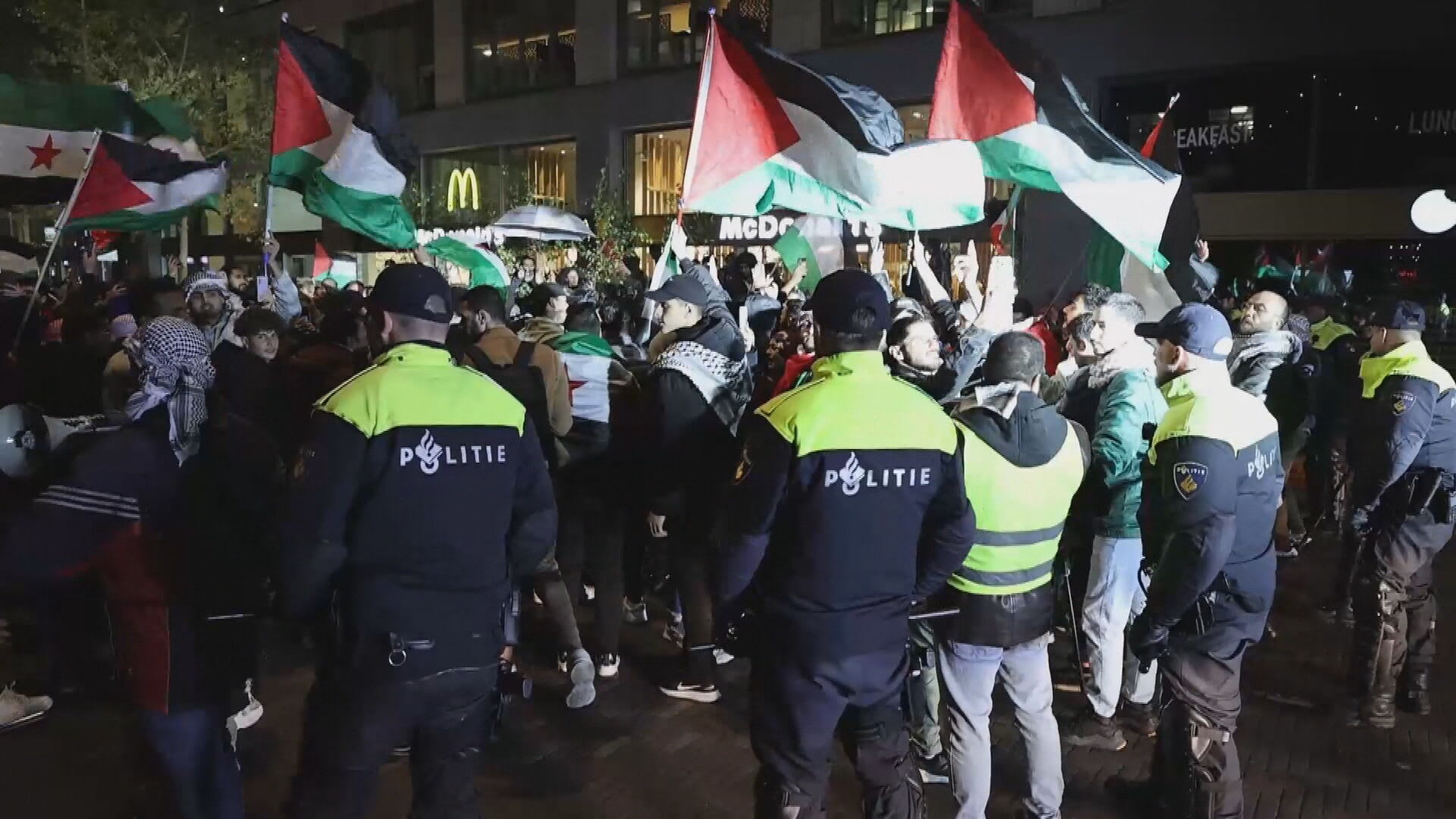 Politie grijpt in bij pro-Palestijnse demonstratie in Den Haag