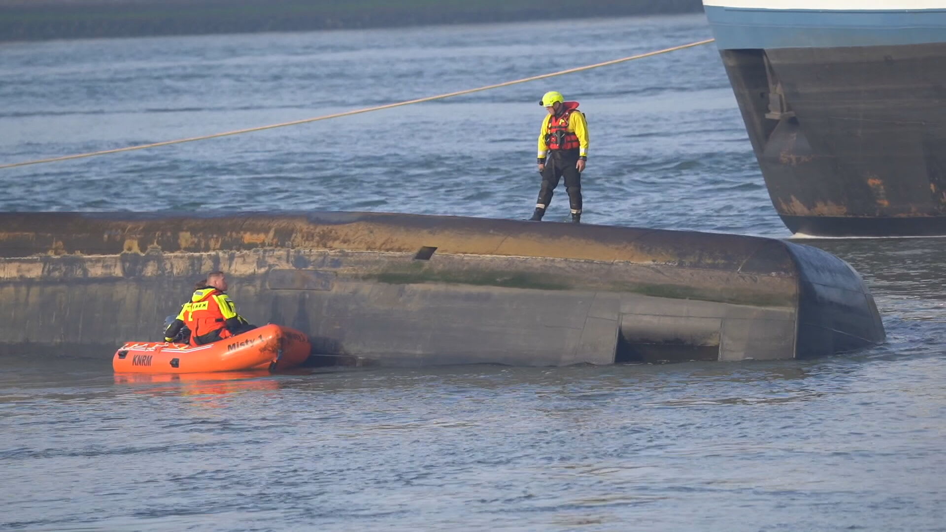 Schip omgeslagen in Rotterdam, reddingsactie gestart voor vermiste opvarende 