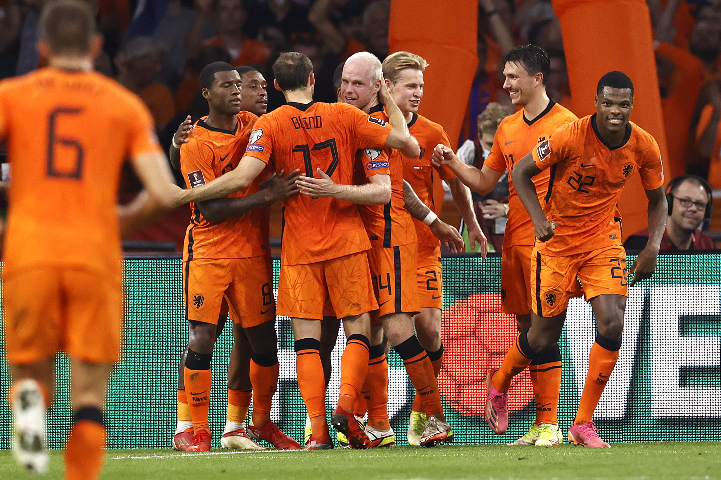 Oranje wint met 6-1 van Turkije en ligt op koers voor WK