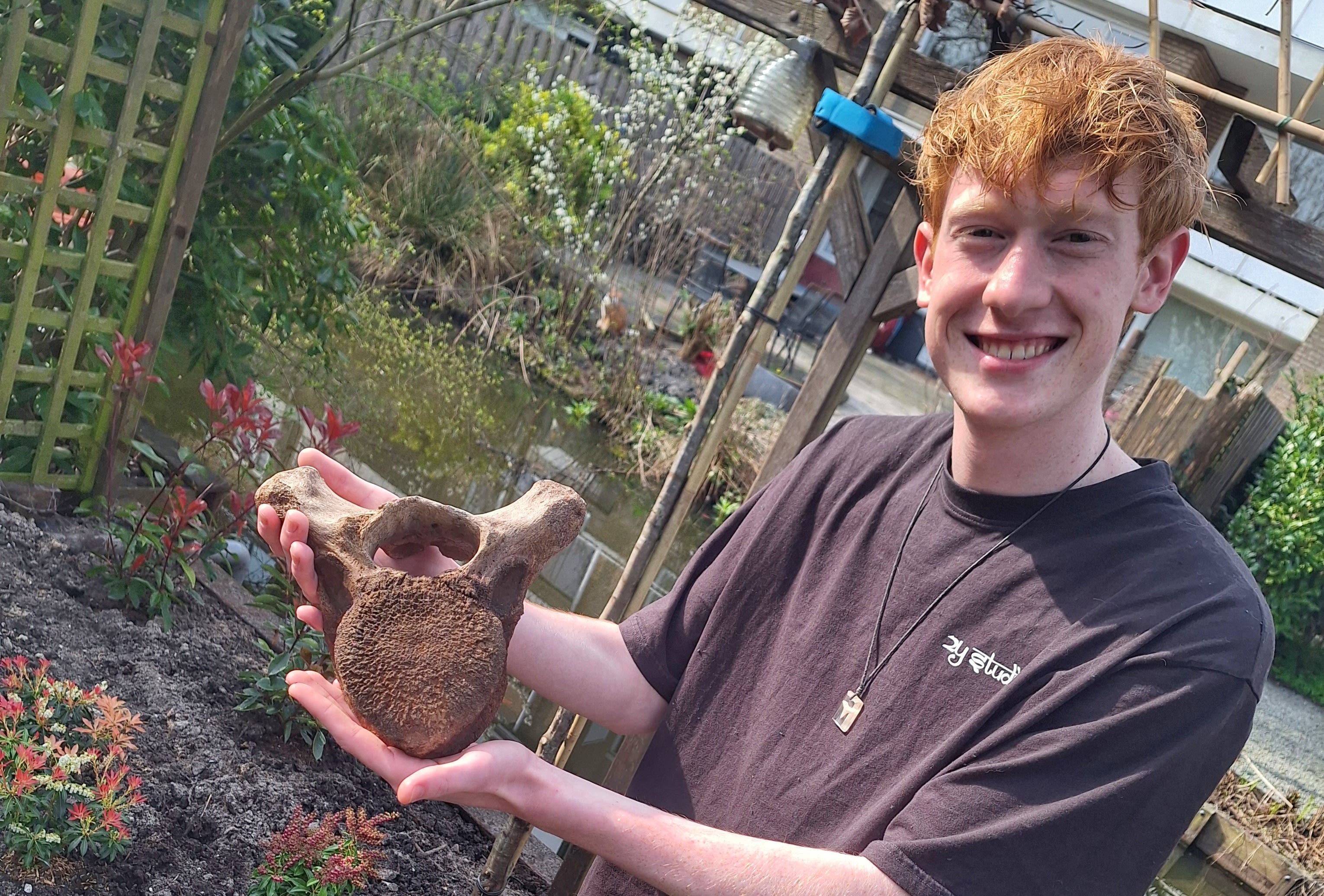 Jarno doet bijzondere ontdekking in de tuin: 'Bijzonder dat het zo groot is'