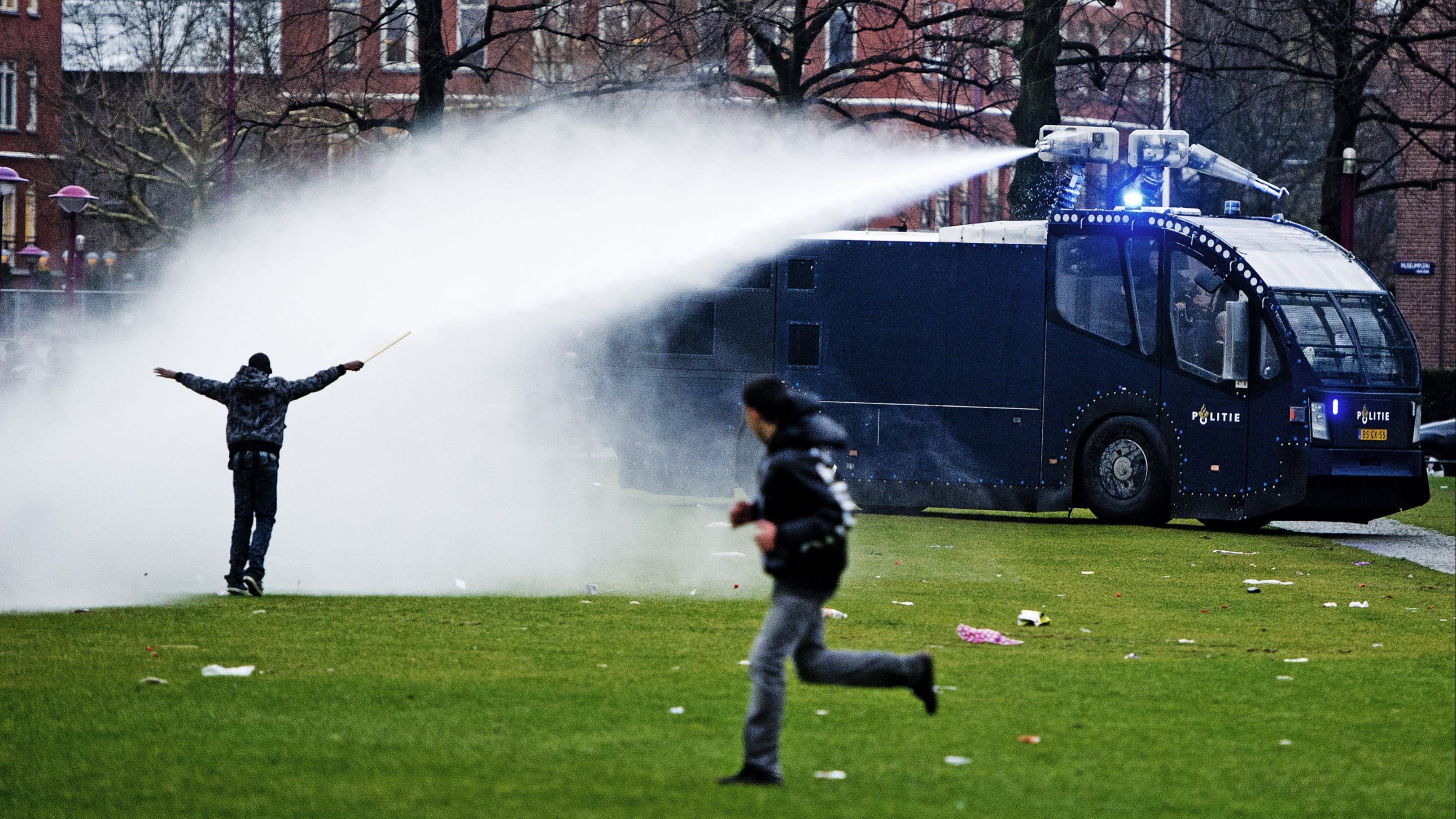 Nog zeker een jaar geen waterkanonnen voor politie na problemen