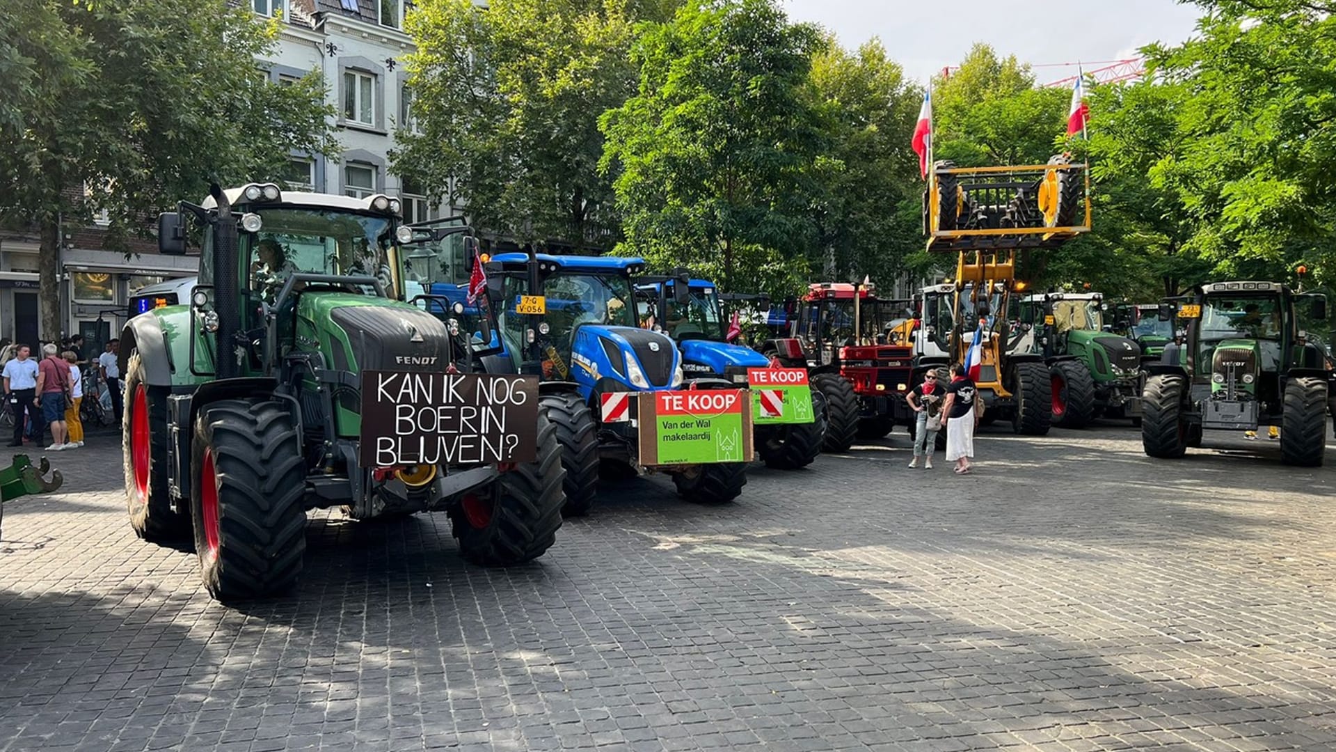 Publieksvriendelijke actie boeren in Maastricht, trekker bij concert André Rieu