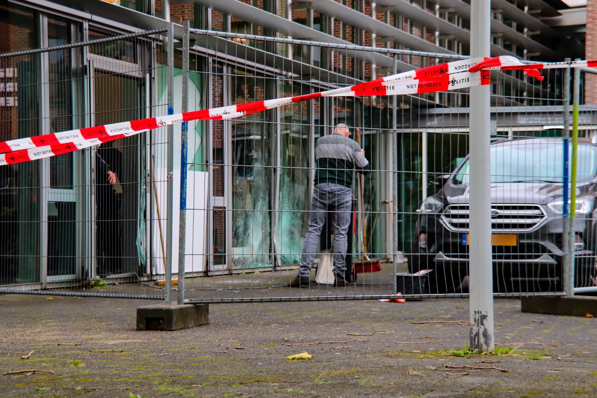 Busje ramt gemeentehuis Rhenen meerdere keren, 23-jarige man aangehouden