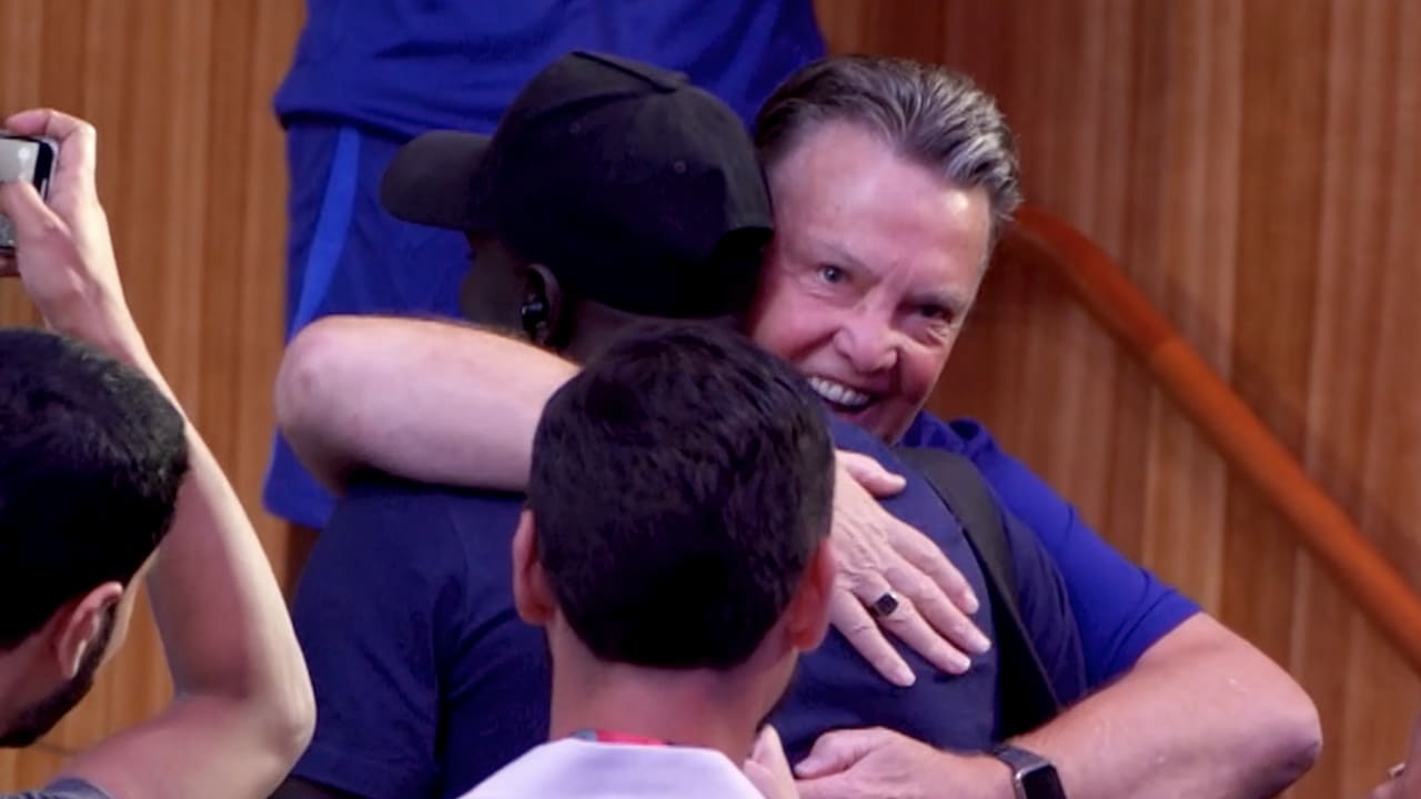 ZIEN: Louis van Gaal knuffelt met Senegalese journalist die 'groot fan van hem' is