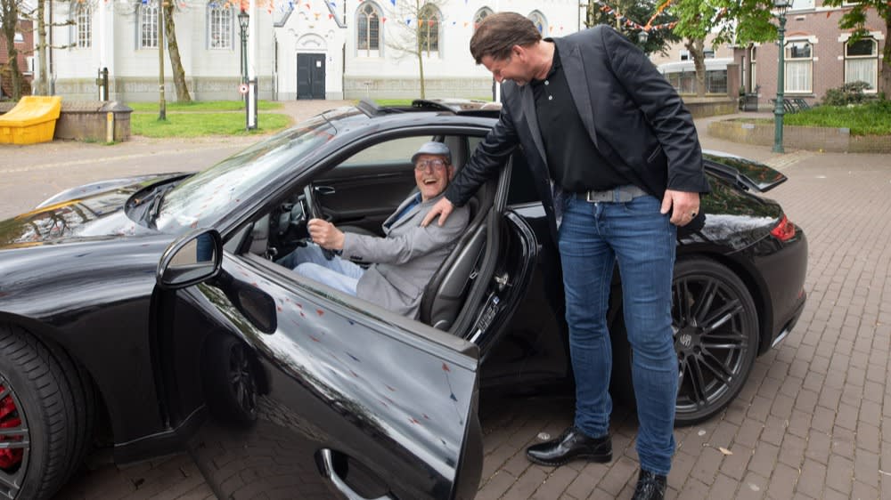 Gerrit heeft dag van zijn leven en krijgt rit in Porsche cadeau voor zijn 75ste verjaardag