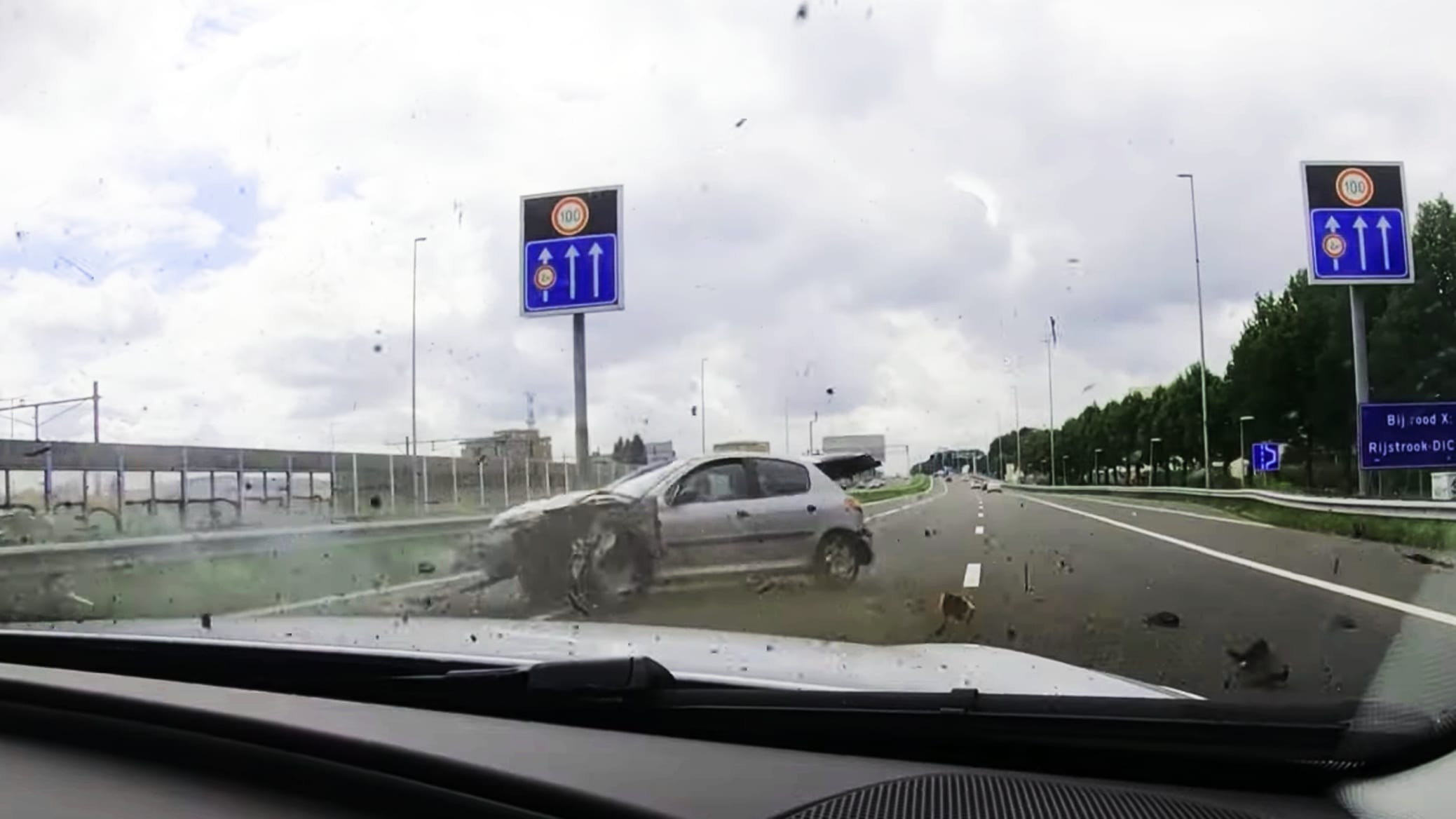 ZIEN: Politie ramt op volle snelheid vluchtende auto na schietpartij