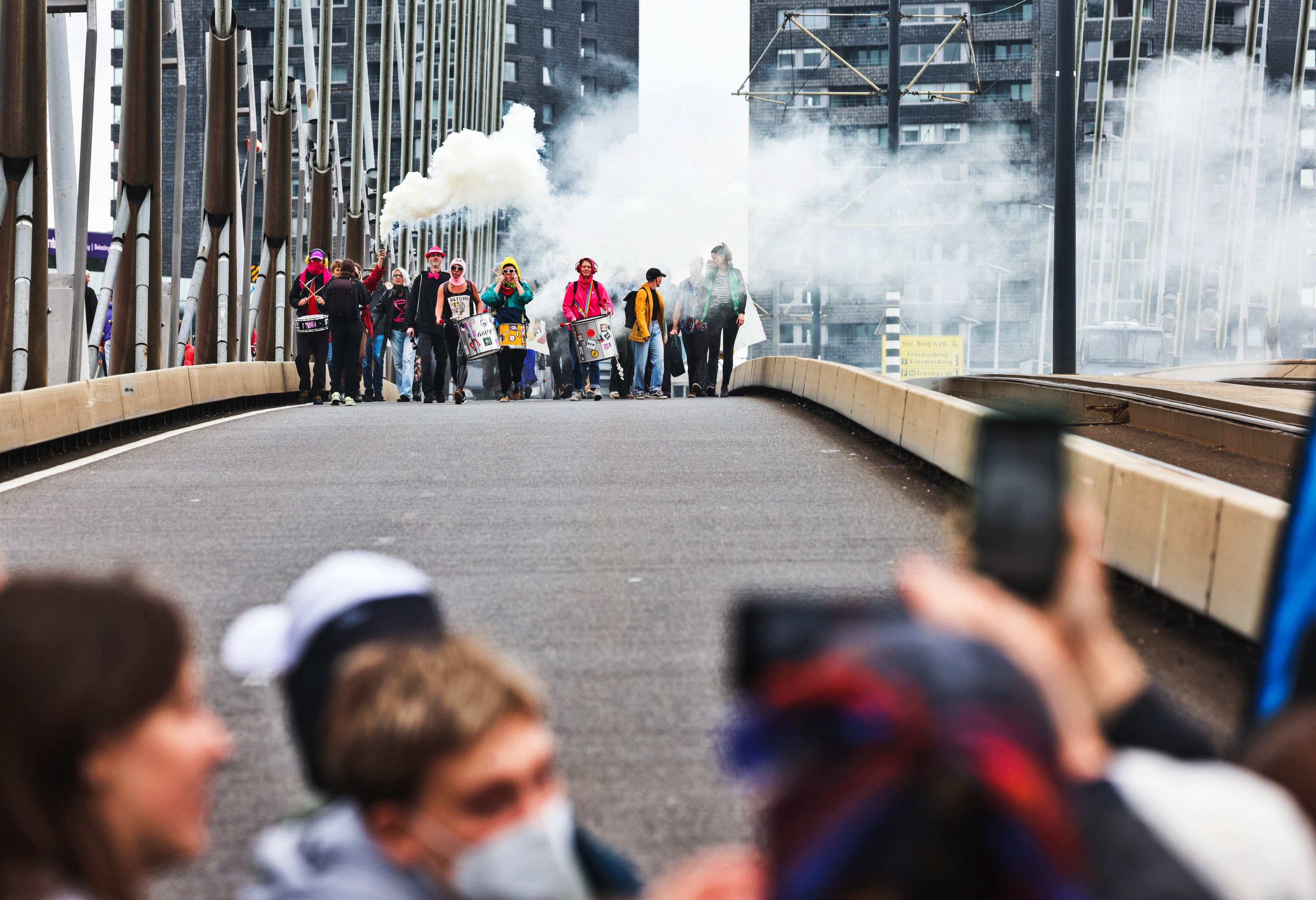 Klimaatactivisten verstoren Wereldhavendagen, bezetten Erasmusbrug