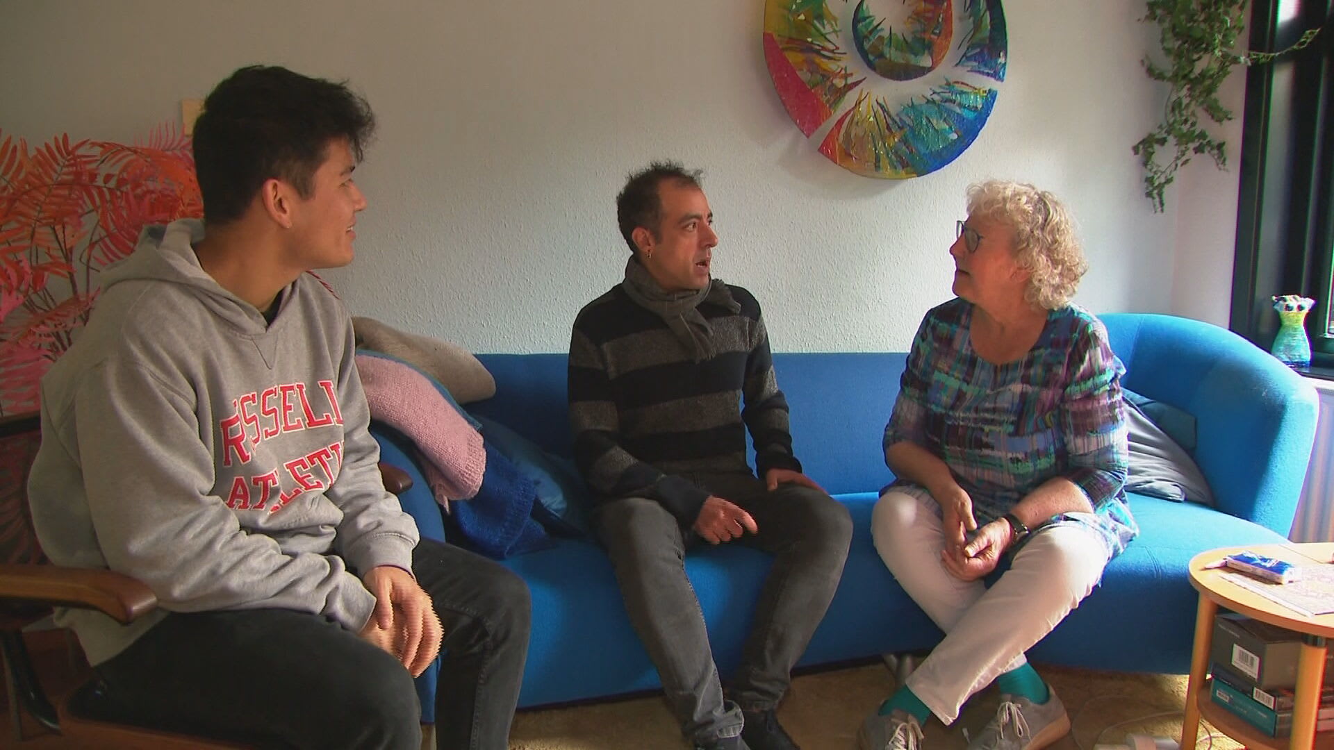Tineke (72) woont met asielzoekers Ali en Khairo: 'Ontzettend veel lol samen' 