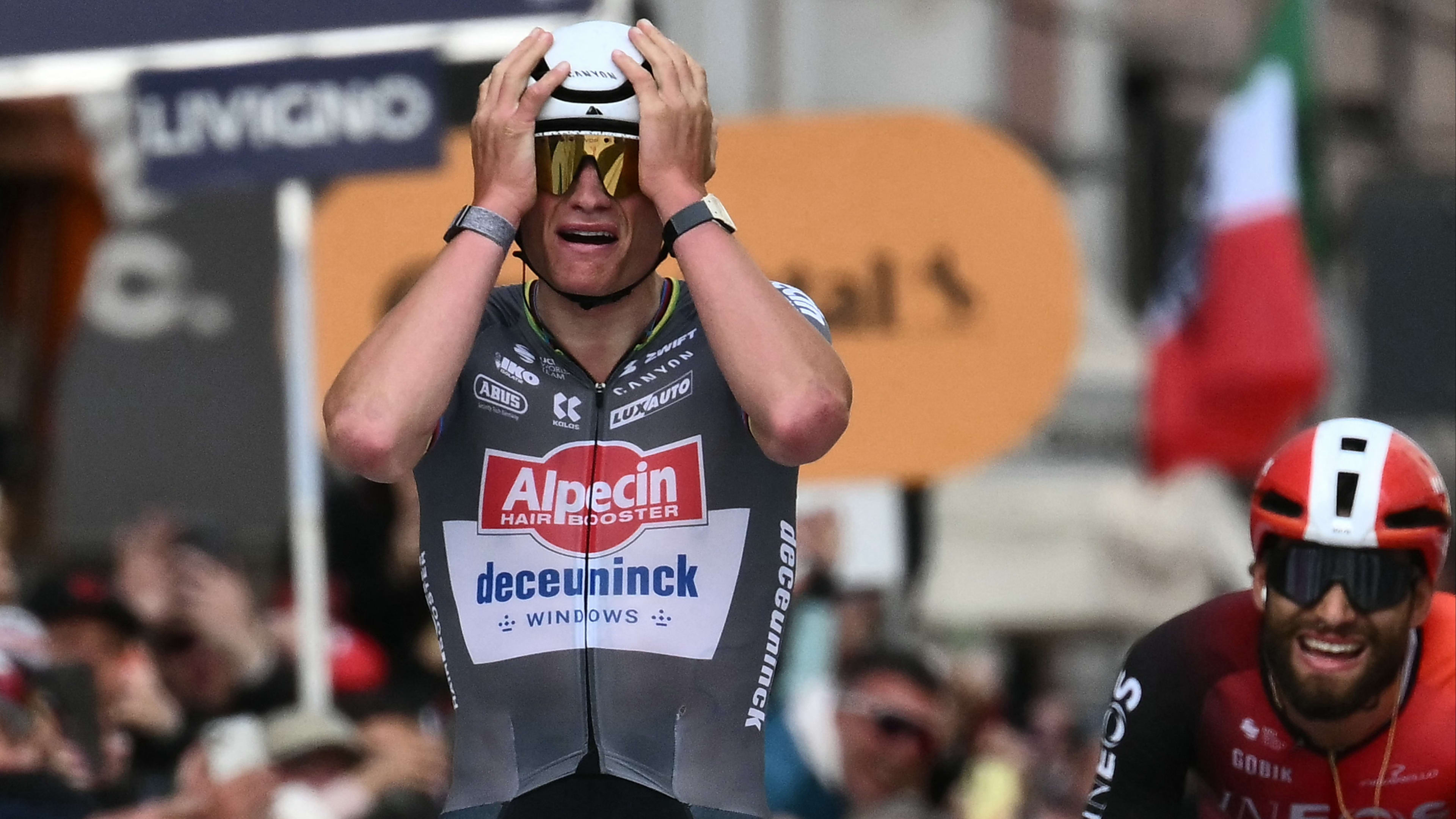 Van der Poel wint klassieker Milaan-Sanremo, wereldkampioen Pogacar komt tekort