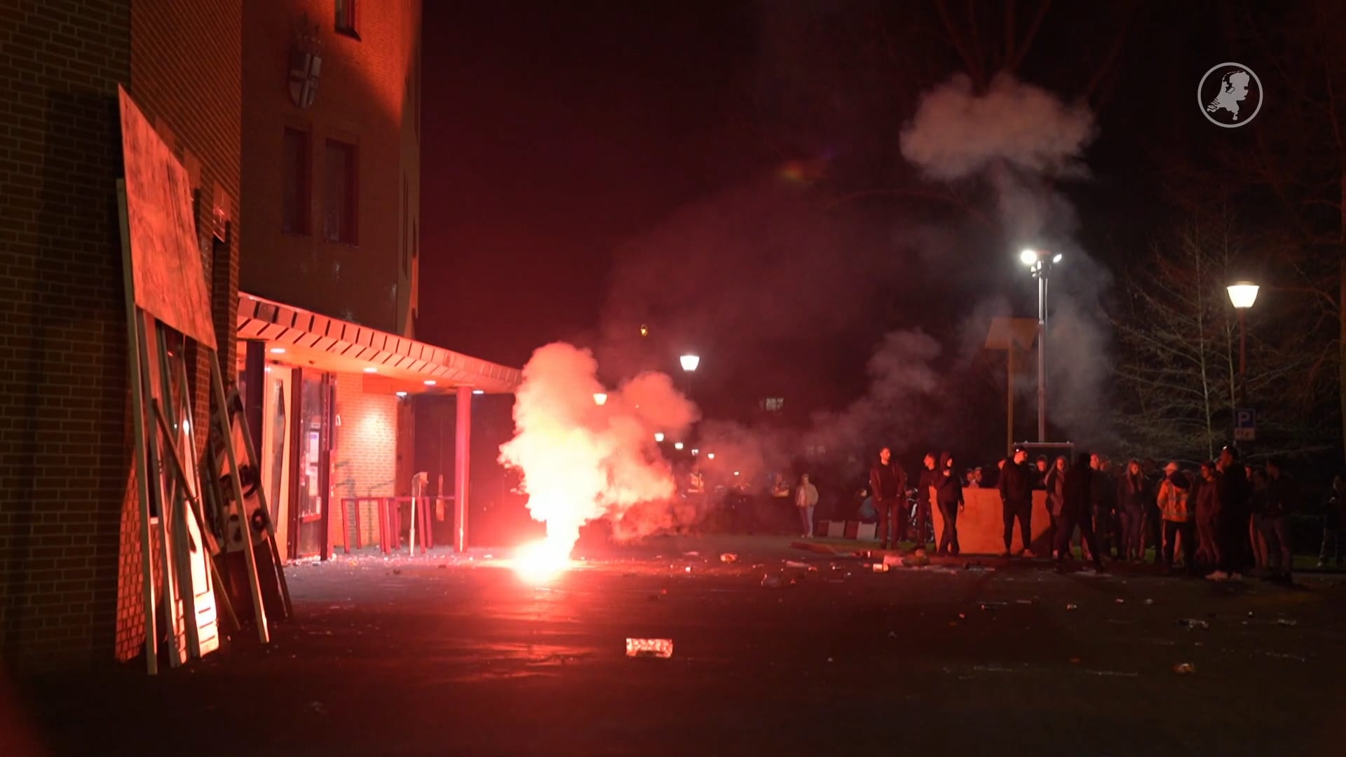 Protest tegen AZC Berlicum: vuurwerk afgestoken en eieren gegooid