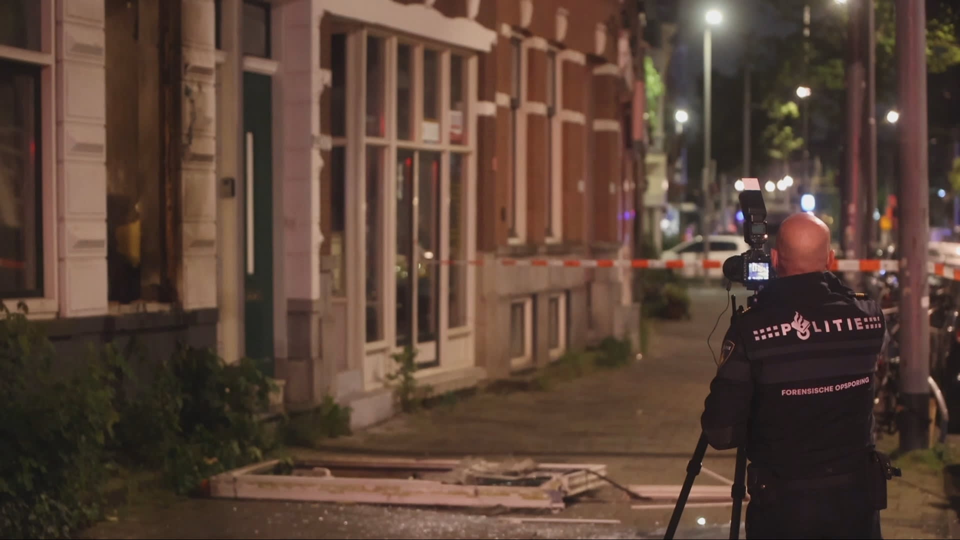 Explosie bij Rotterdamse woning veroorzaakt flinke schade: kozijn uit gevel geblazen